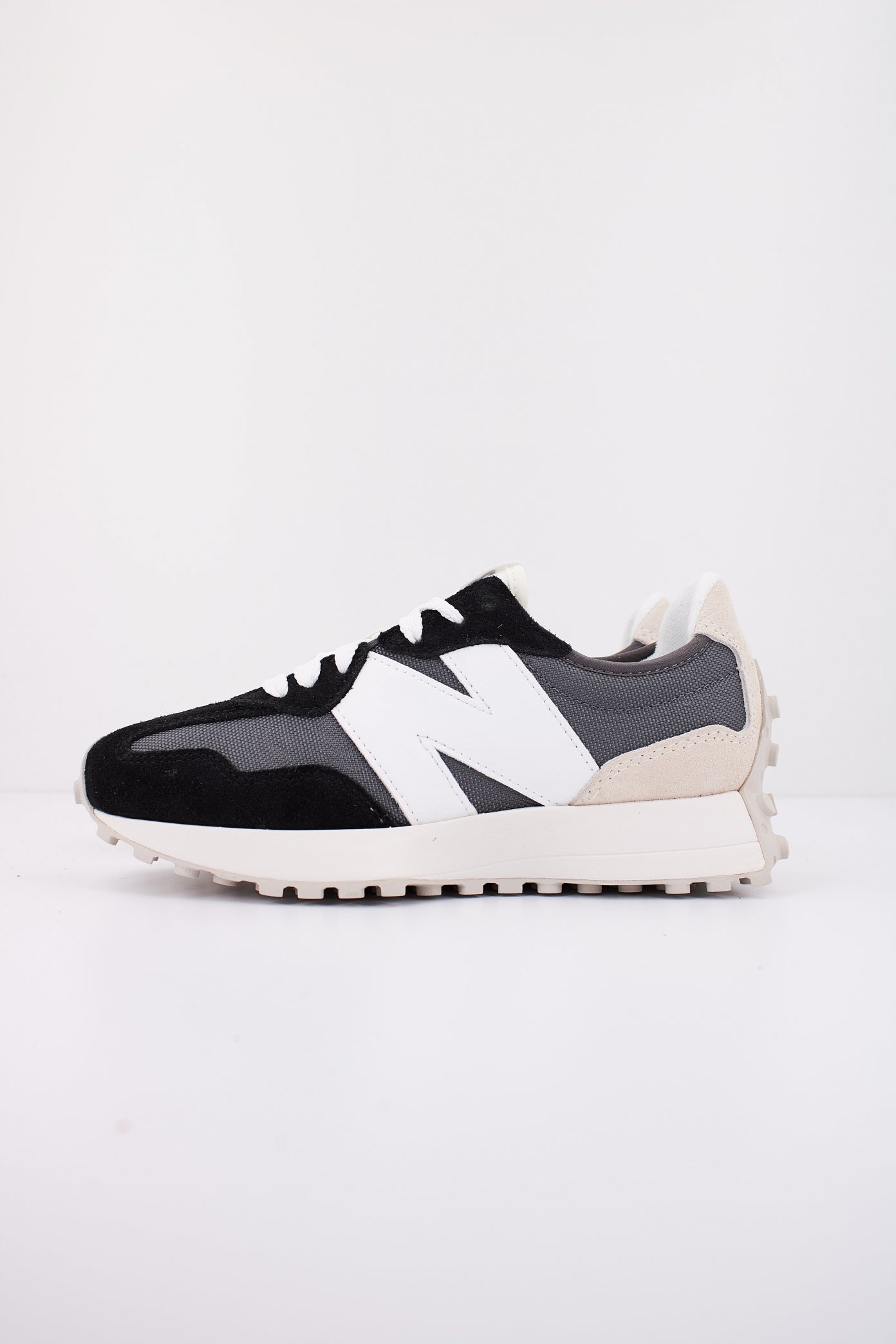 NEW BALANCE U FE en color NEGRO (1)