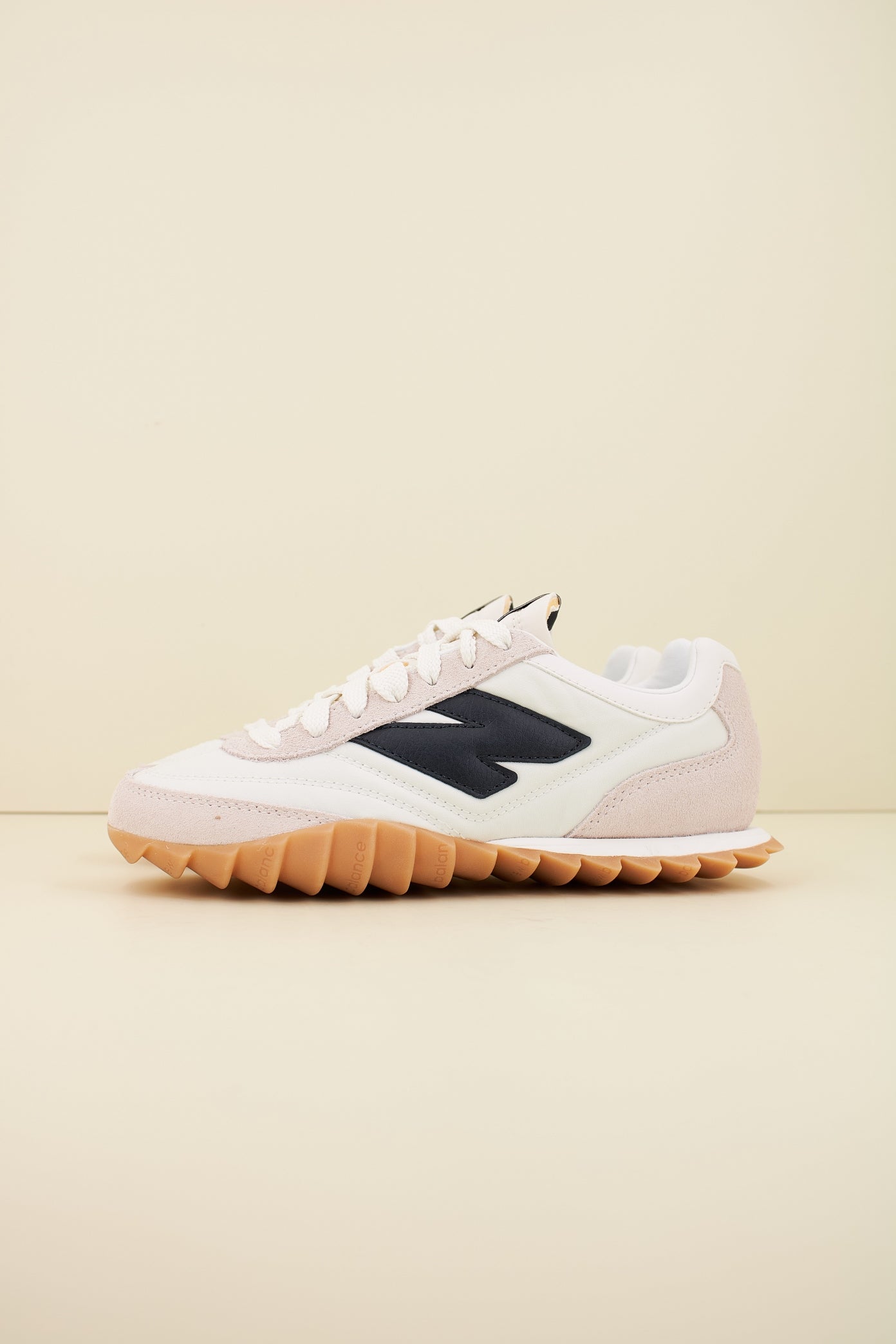 NEW BALANCE URC FB en color BLANCO (1)