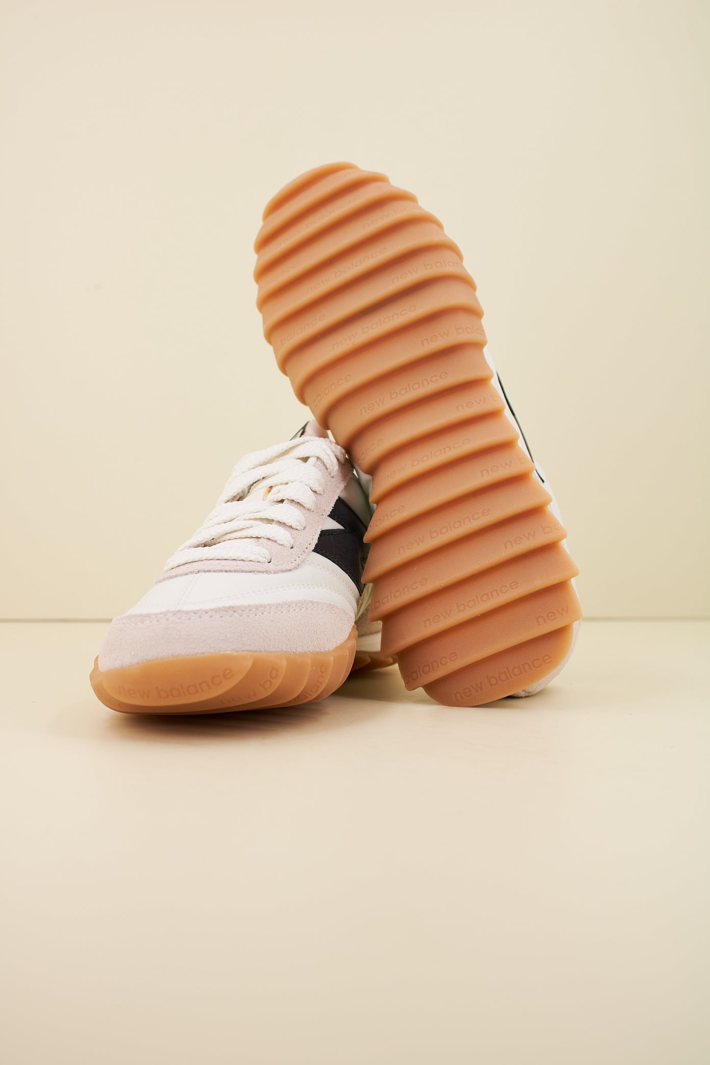 NEW BALANCE URC FB en color BLANCO (4)
