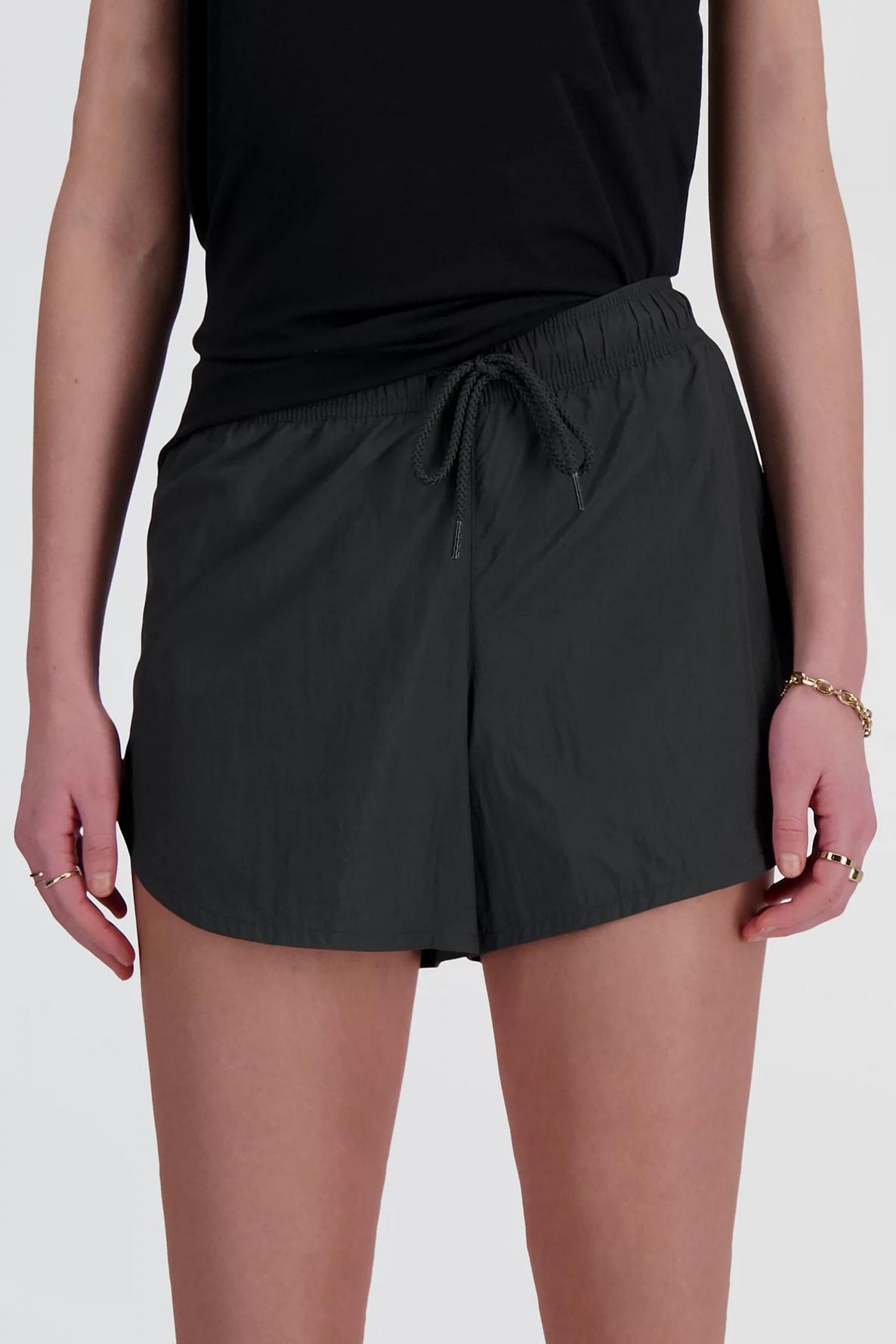NEW BALANCE SHIFTED SHORT en color GRIS (1)