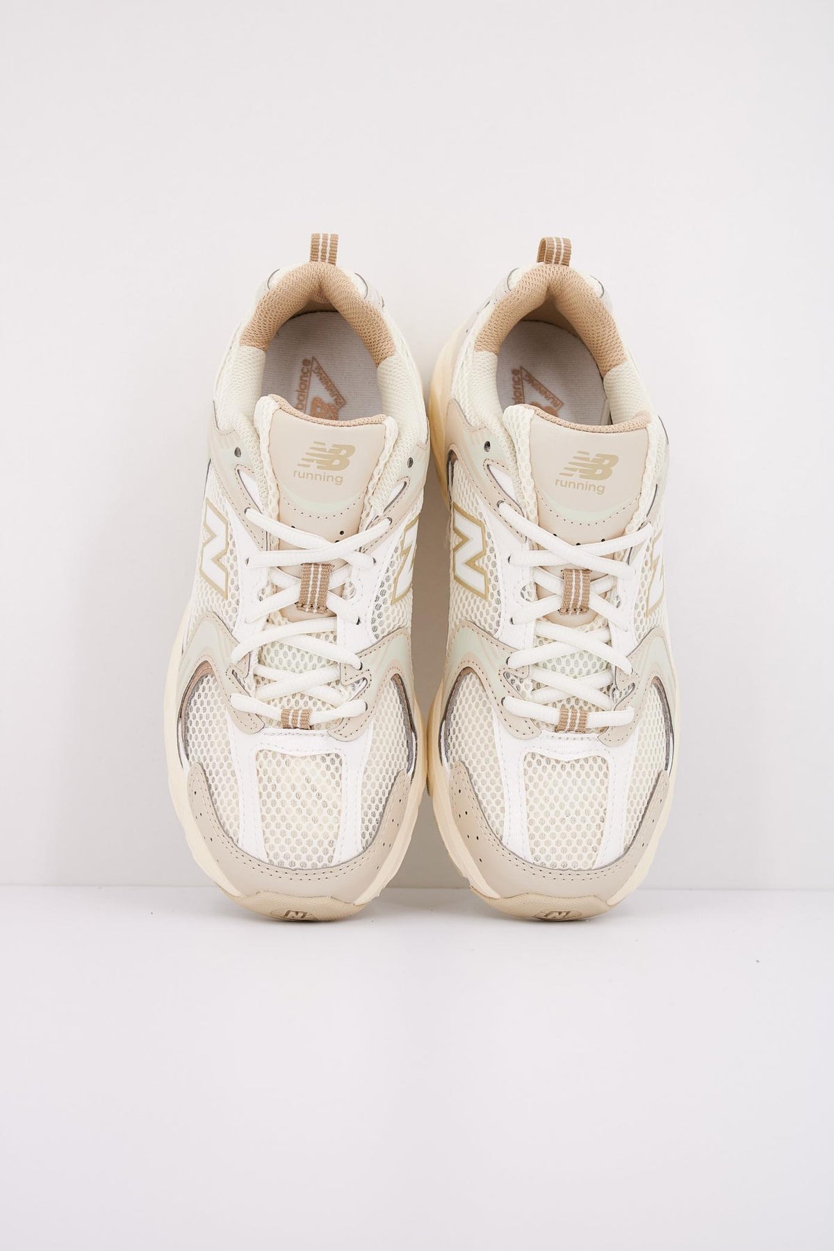 NEW BALANCE MR AA en color BEIS (3)
