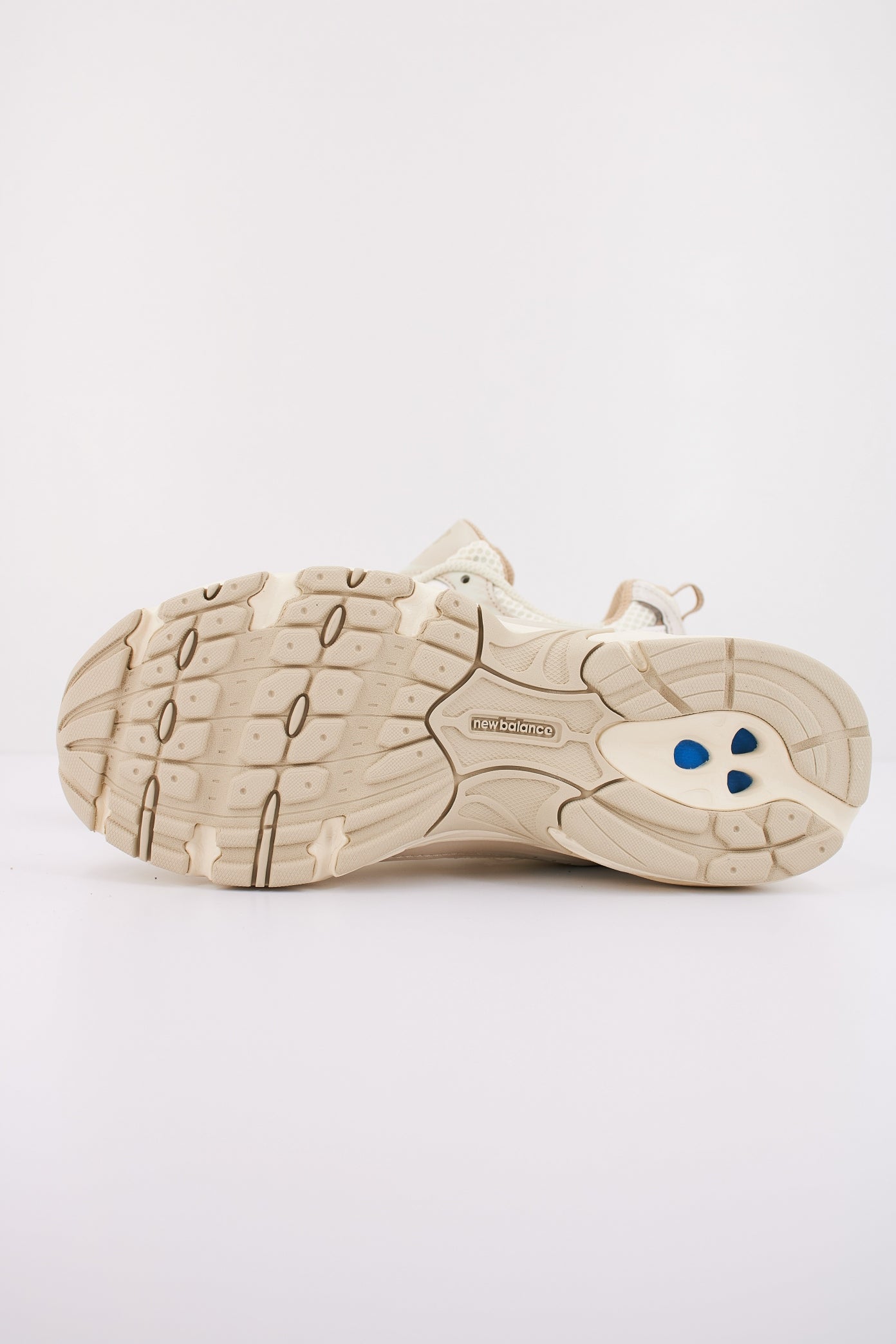 NEW BALANCE MR AA en color BEIS (5)