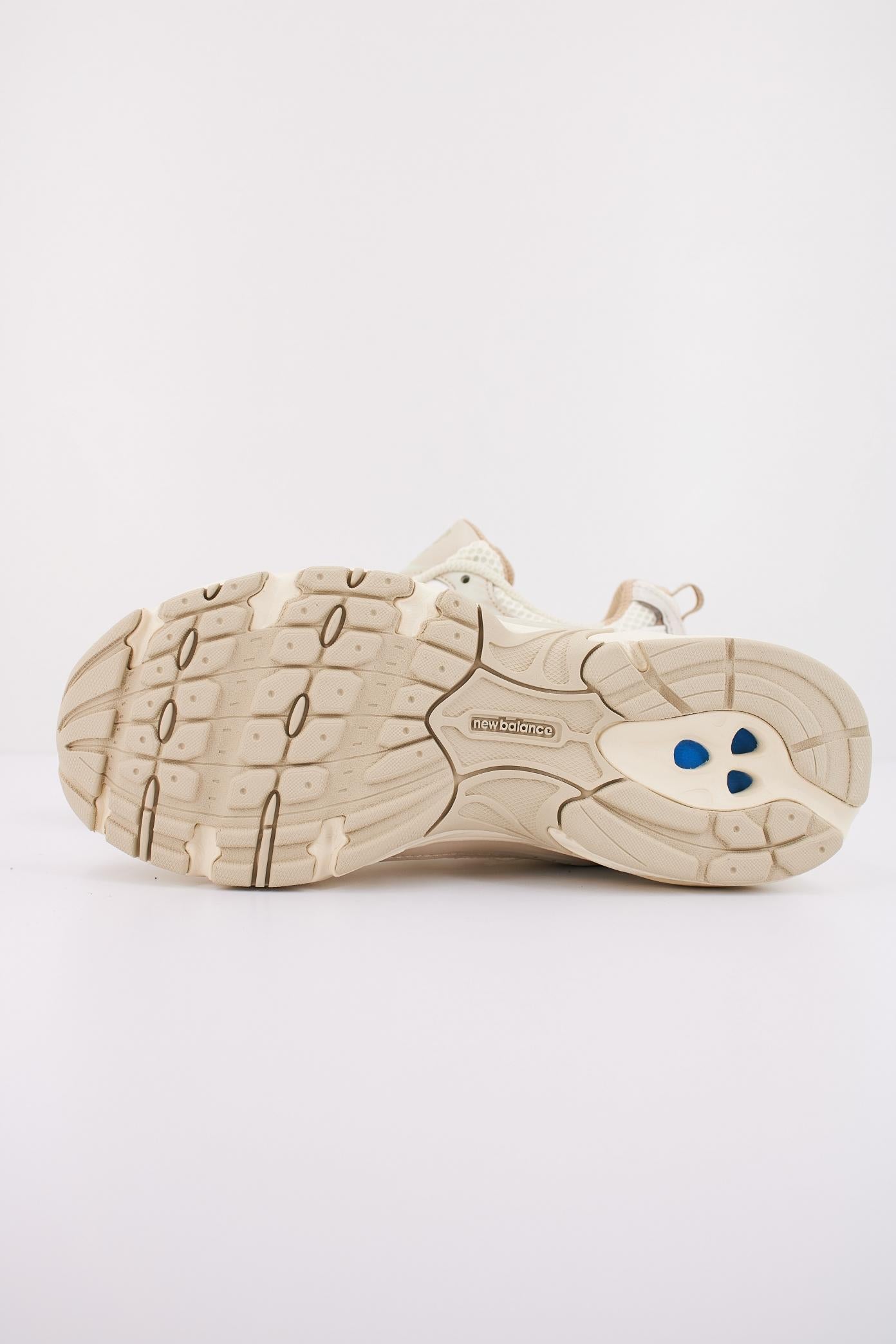 NEW BALANCE MR AA en color BEIS (5)