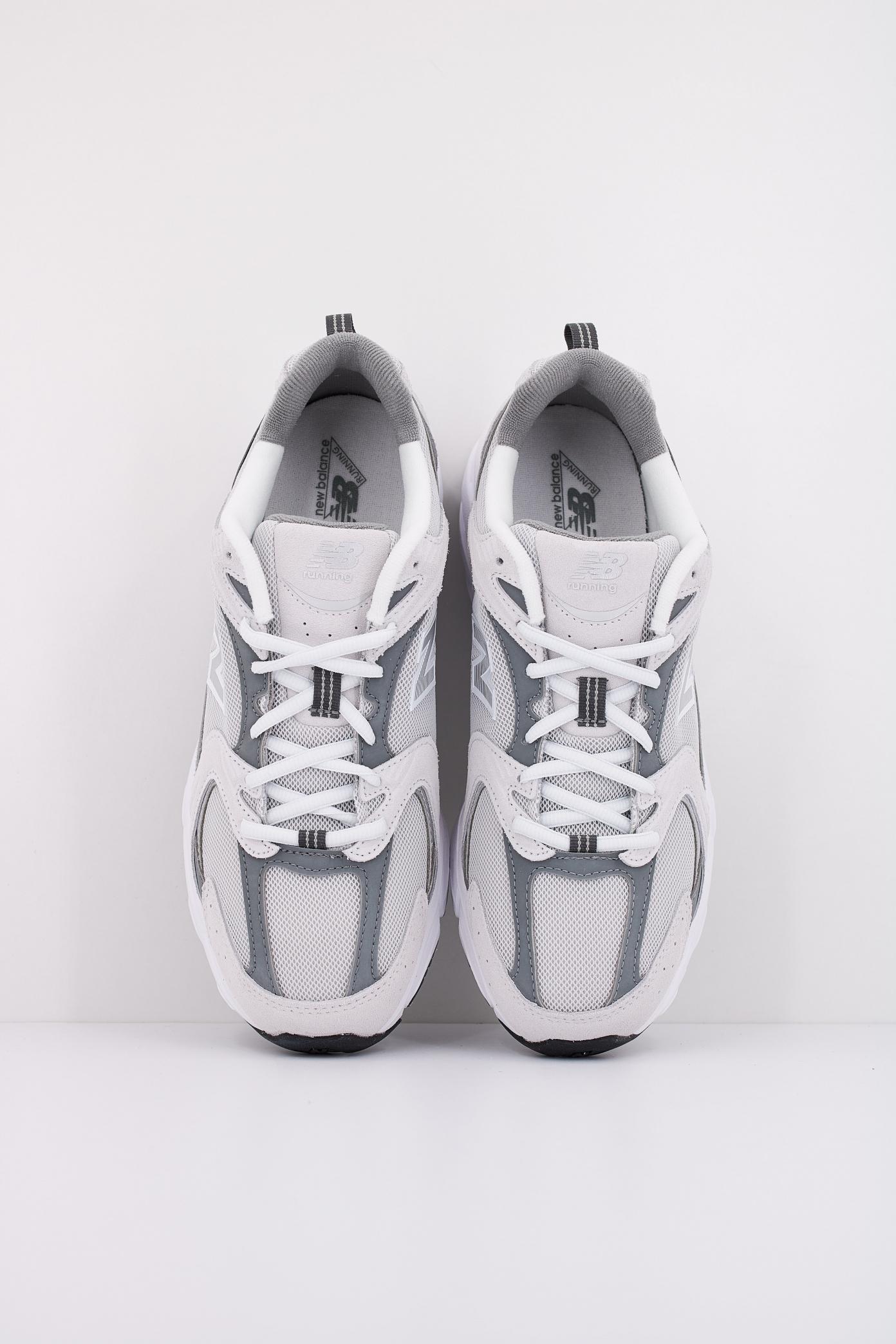 NEW BALANCE MR CB en color BLANCO (3)