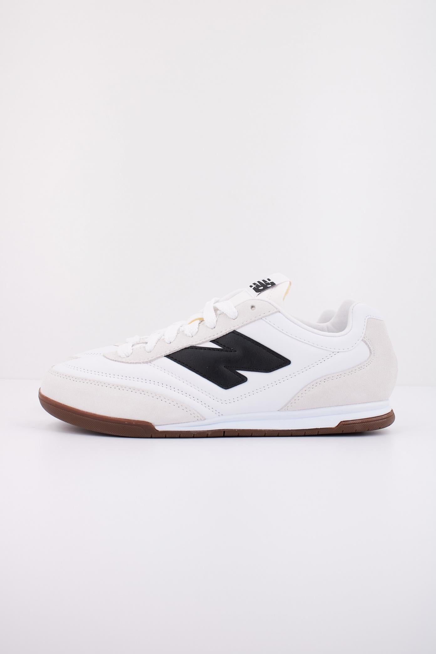 NEW BALANCE URC LA en color BLANCO (1)