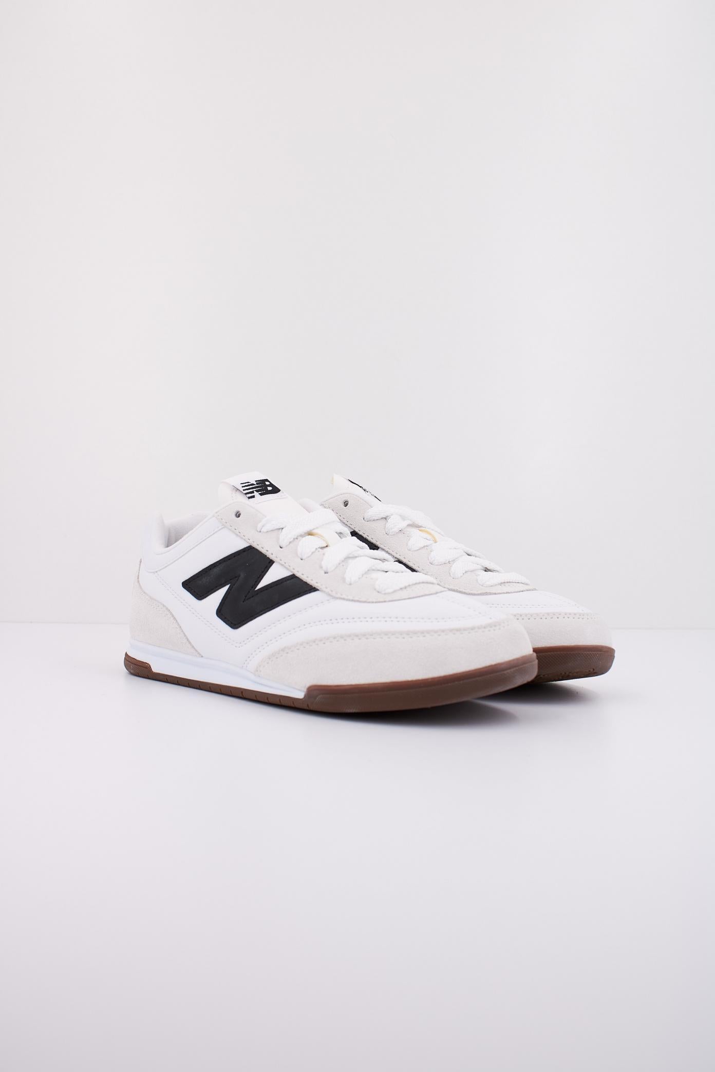 NEW BALANCE URC LA en color BLANCO (2)