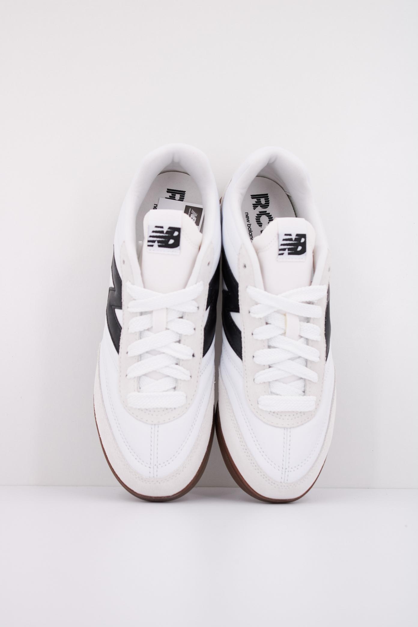 NEW BALANCE URC LA en color BLANCO (3)