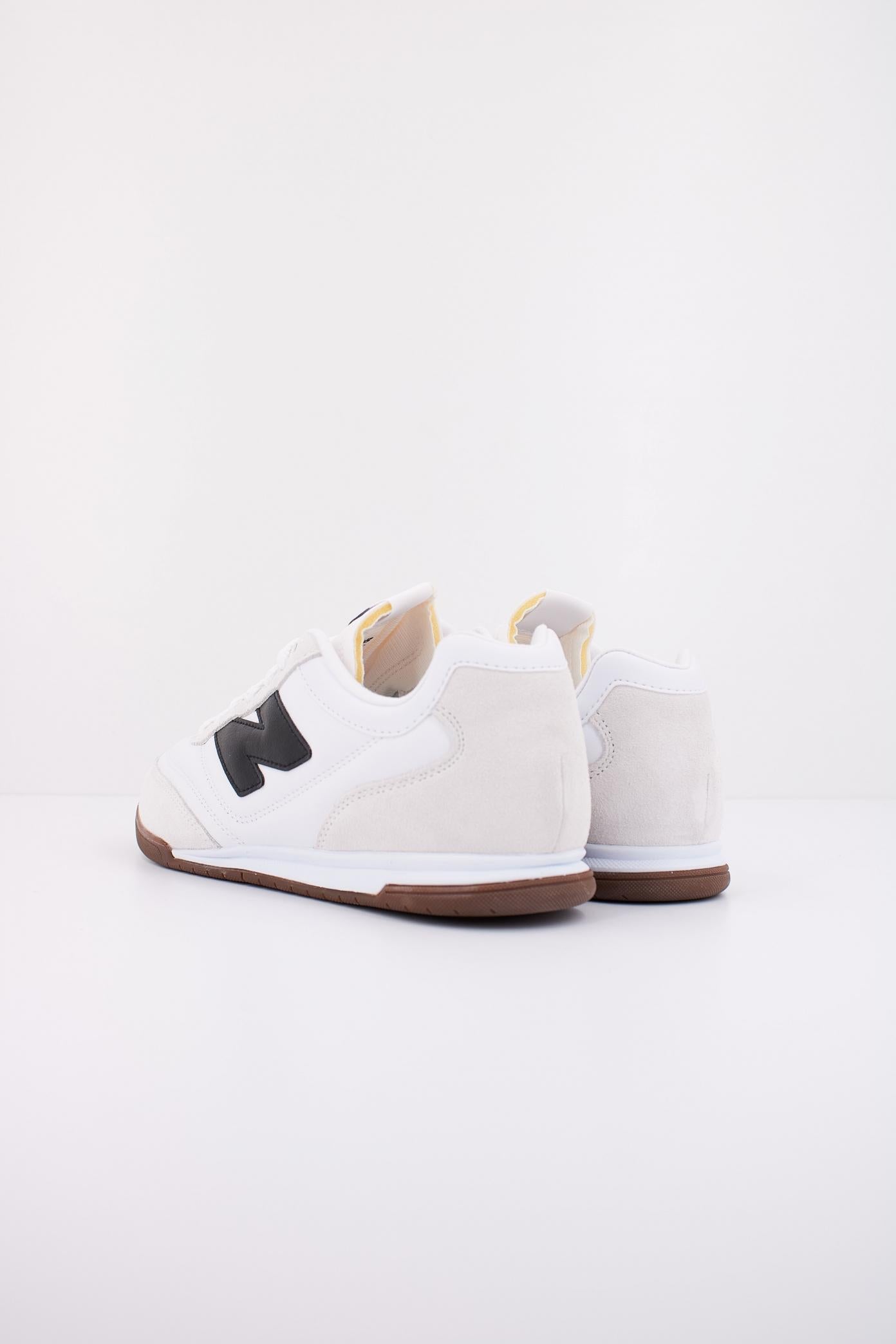 NEW BALANCE URC LA en color BLANCO (4)