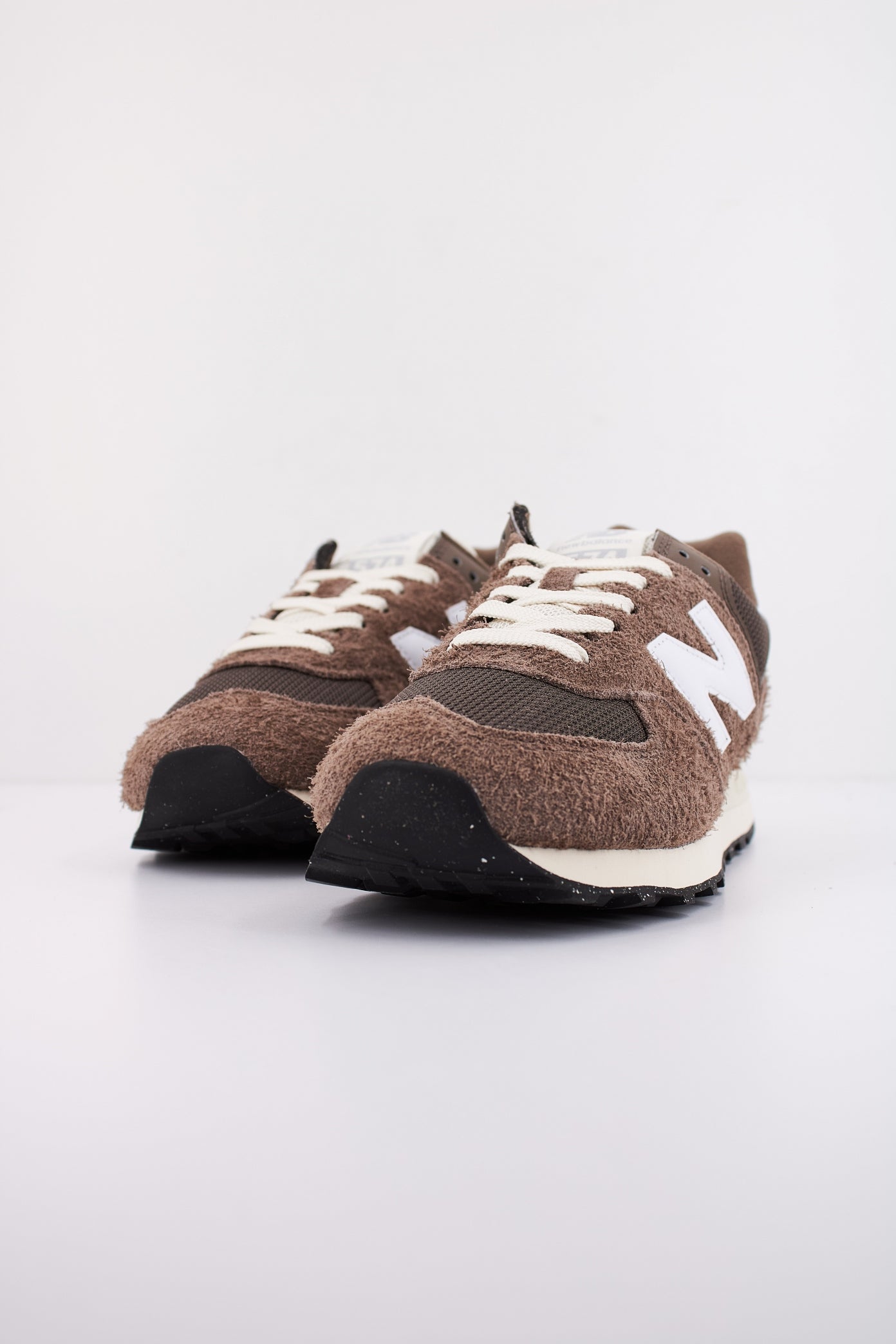 NEW BALANCE U en color MARRON (2)