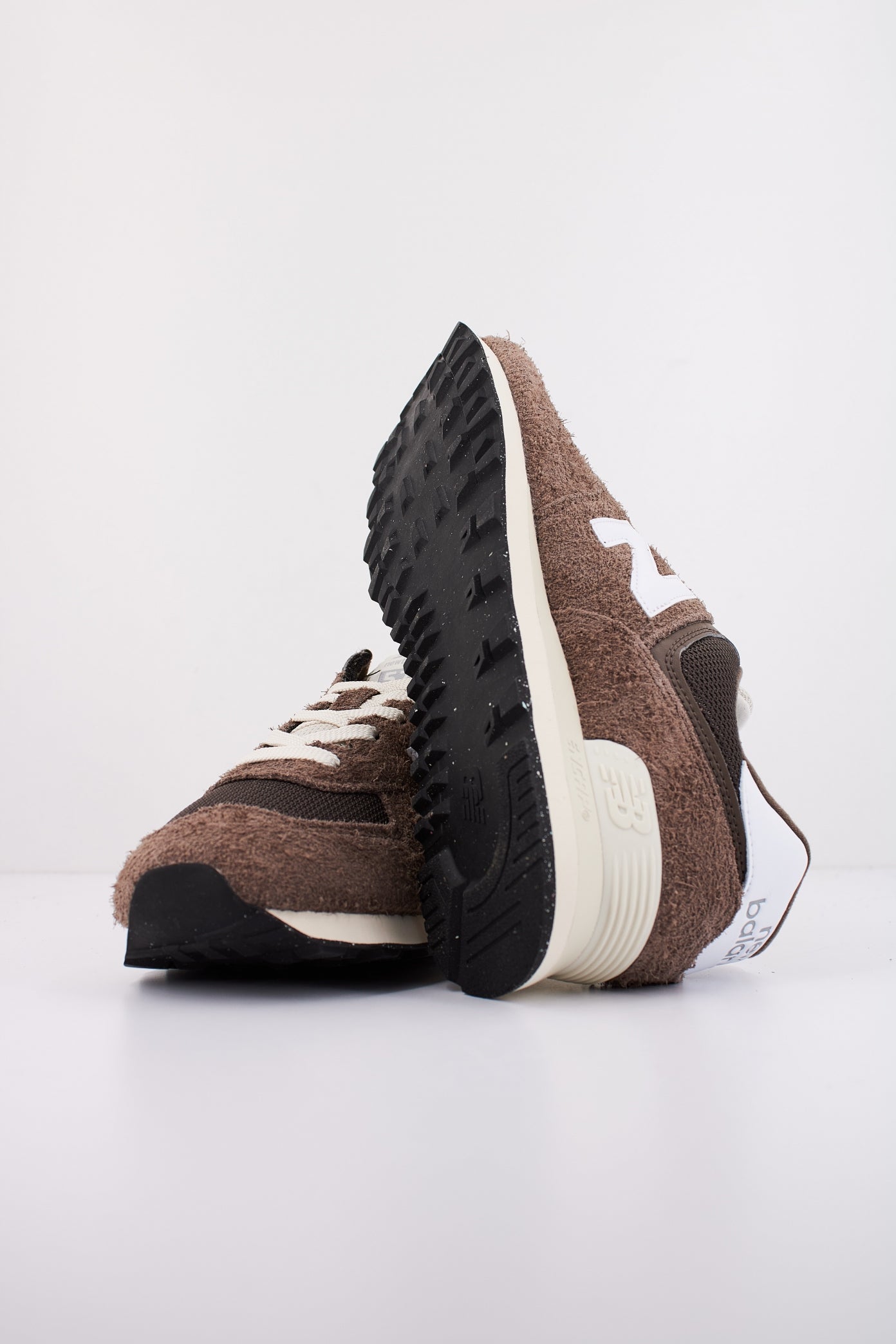 NEW BALANCE U en color MARRON (5)