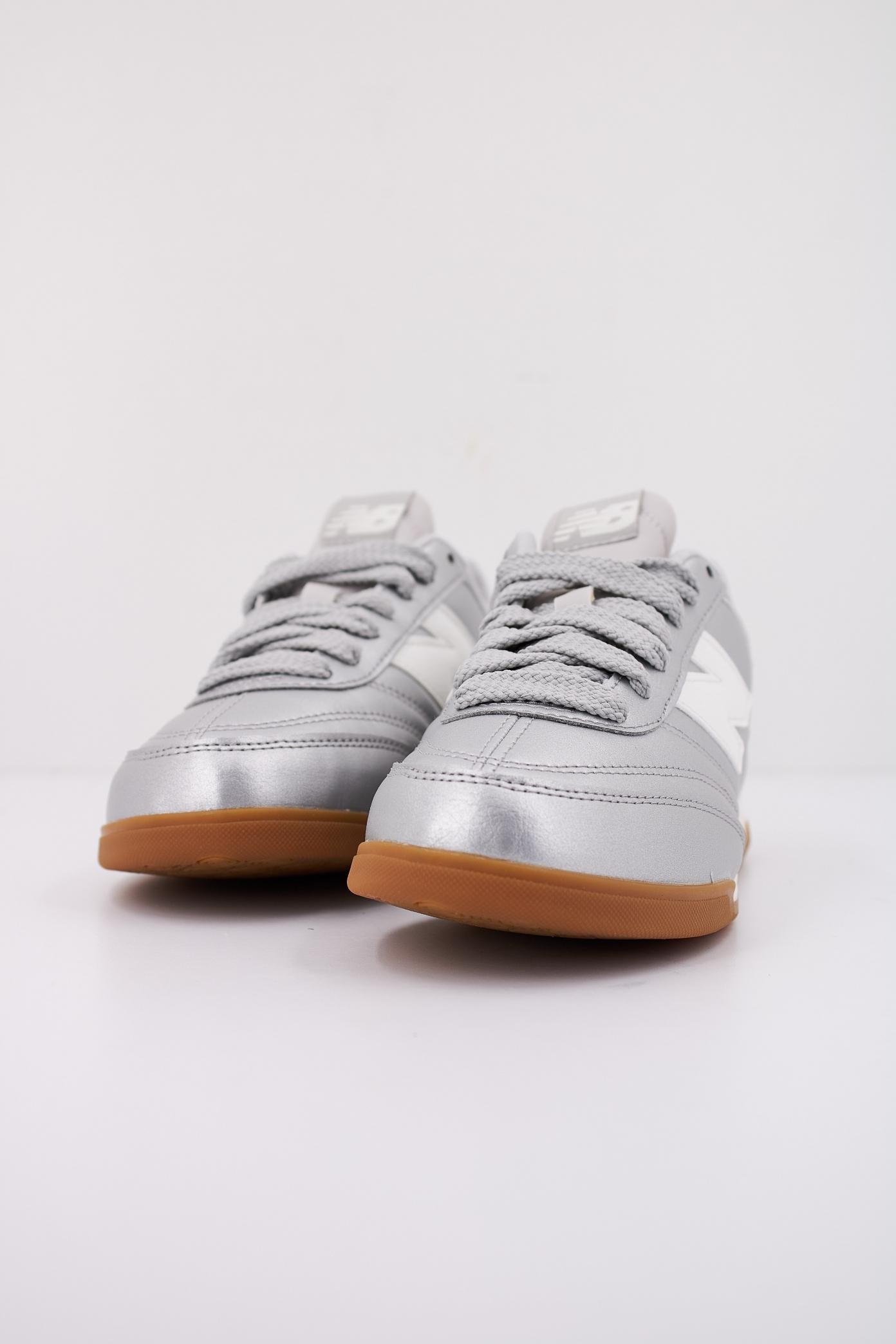 NEW BALANCE URC CA en color PLATA (2)
