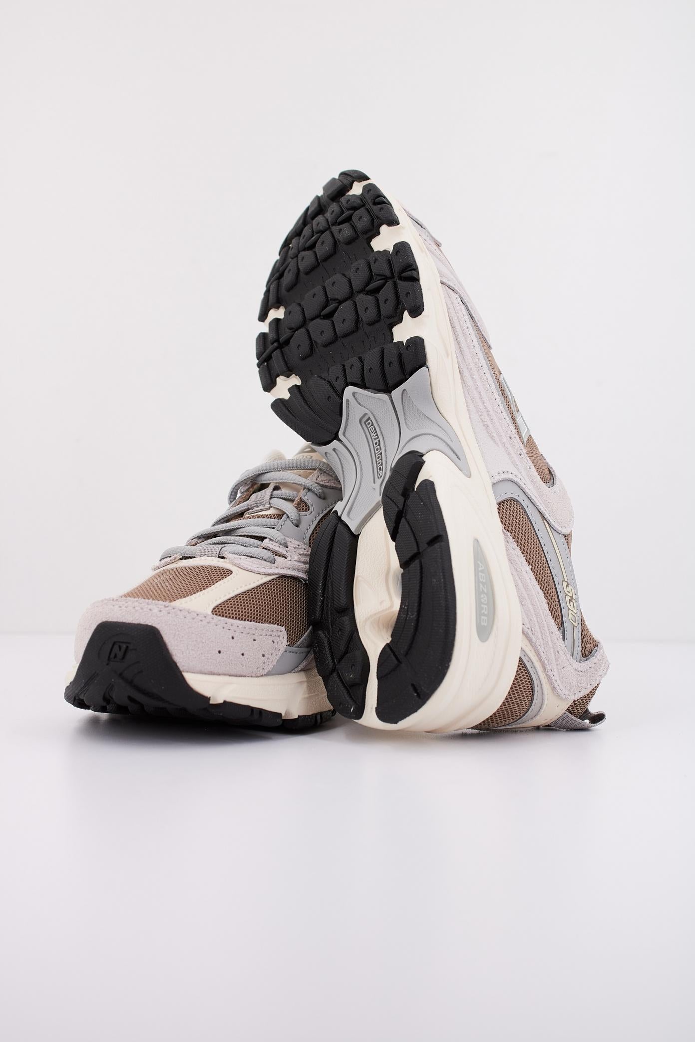 NEW BALANCE MR en color MARRON (5)