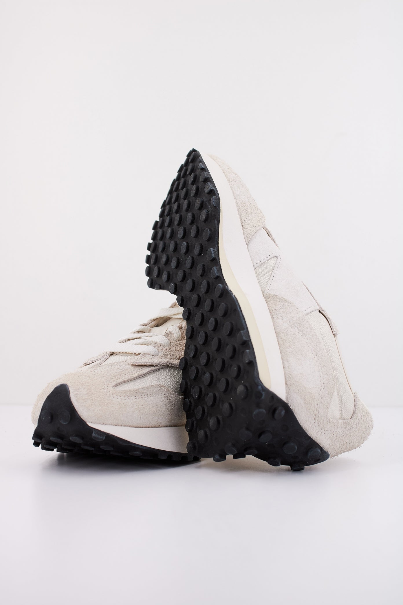 NEW BALANCE U WTH en color BLANCO (5)