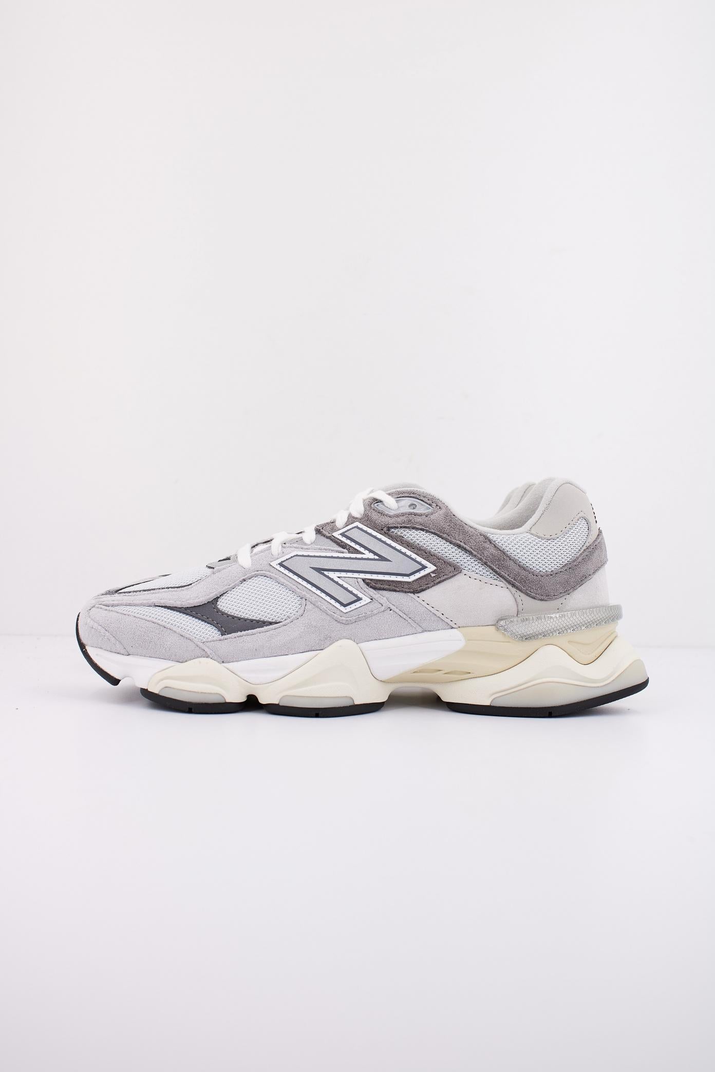 NEW BALANCE U en color GRIS (1)