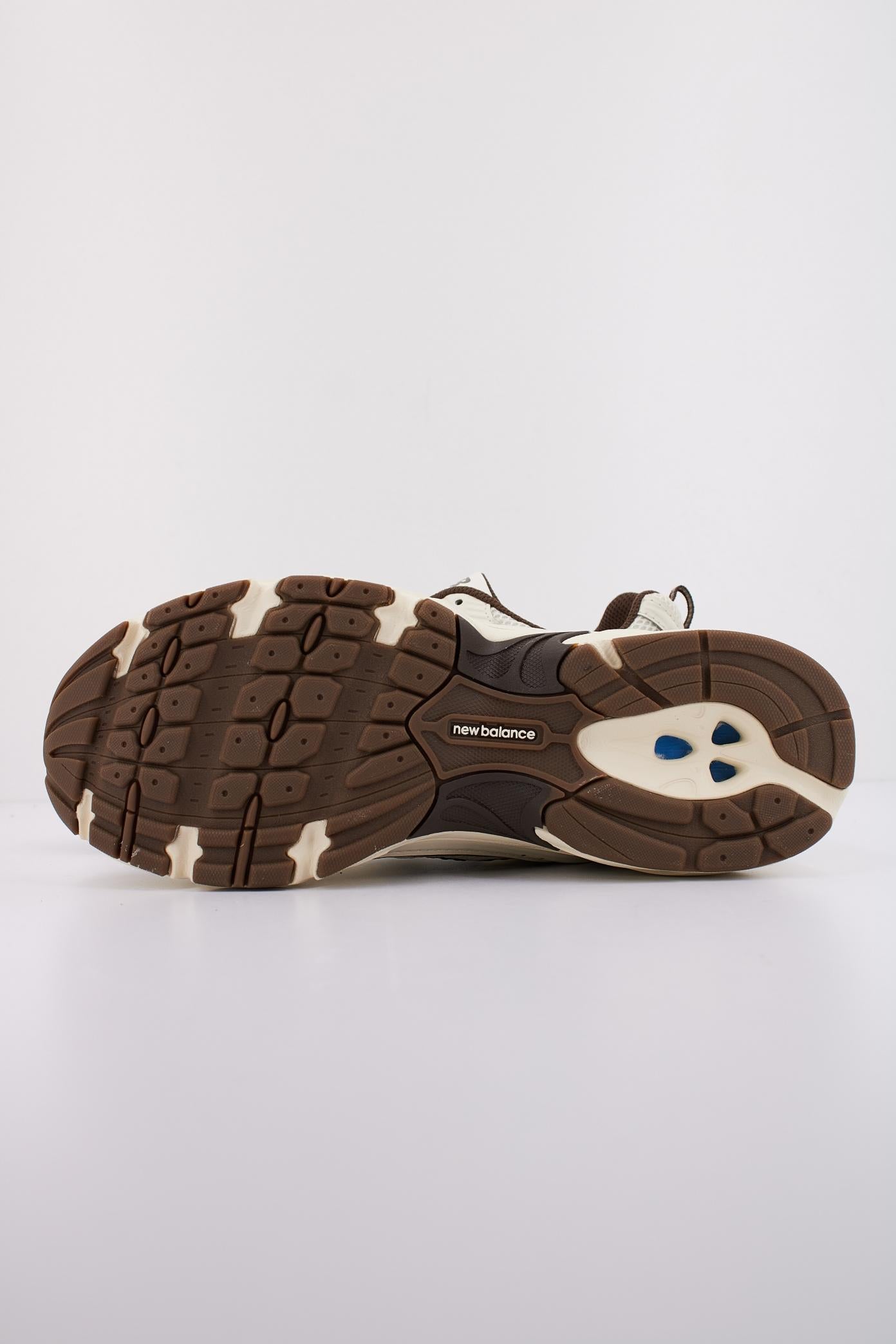 NEW BALANCE MR en color MARRON (5)