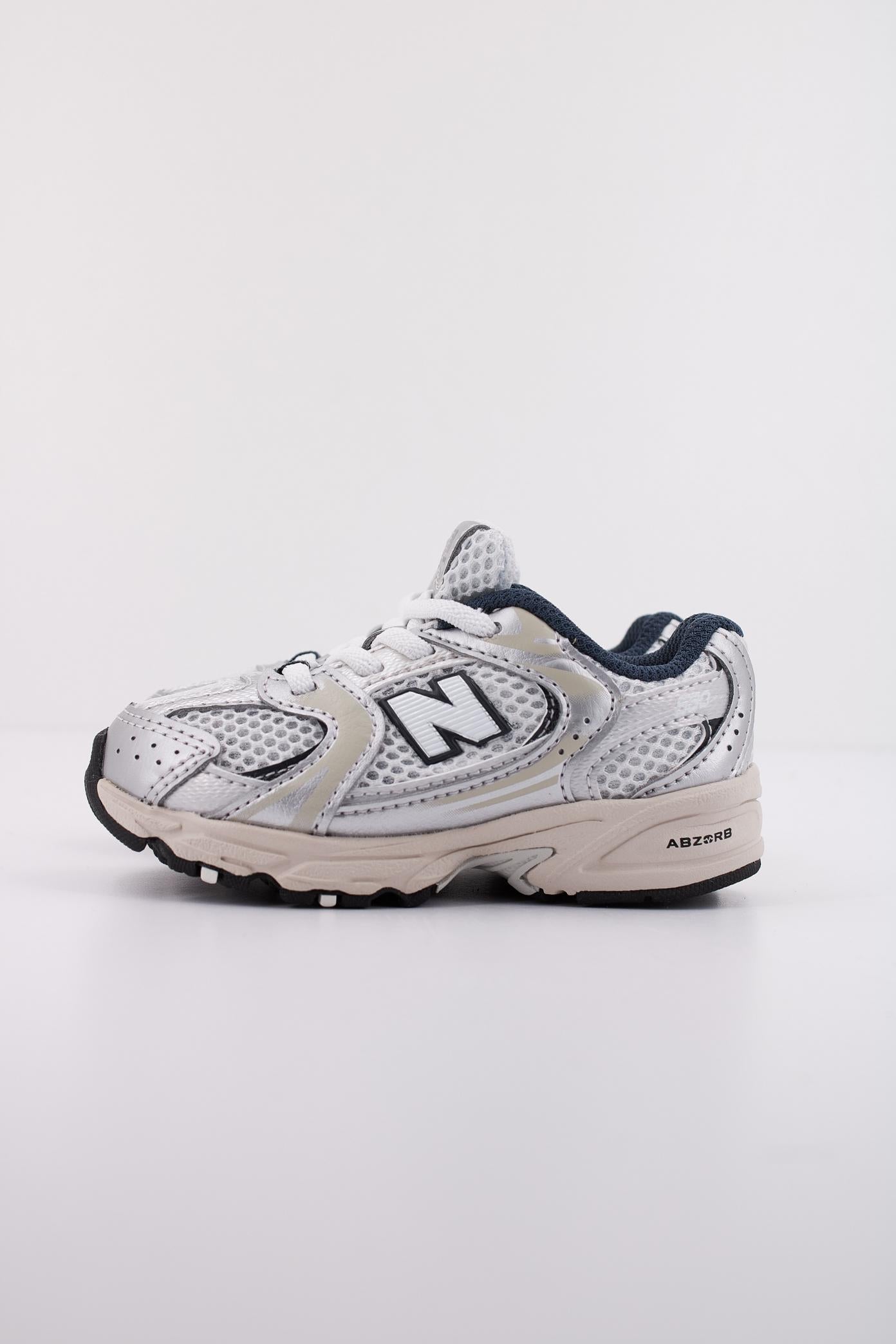 NEW BALANCE IZ KA KIDS en color PLATA (1)