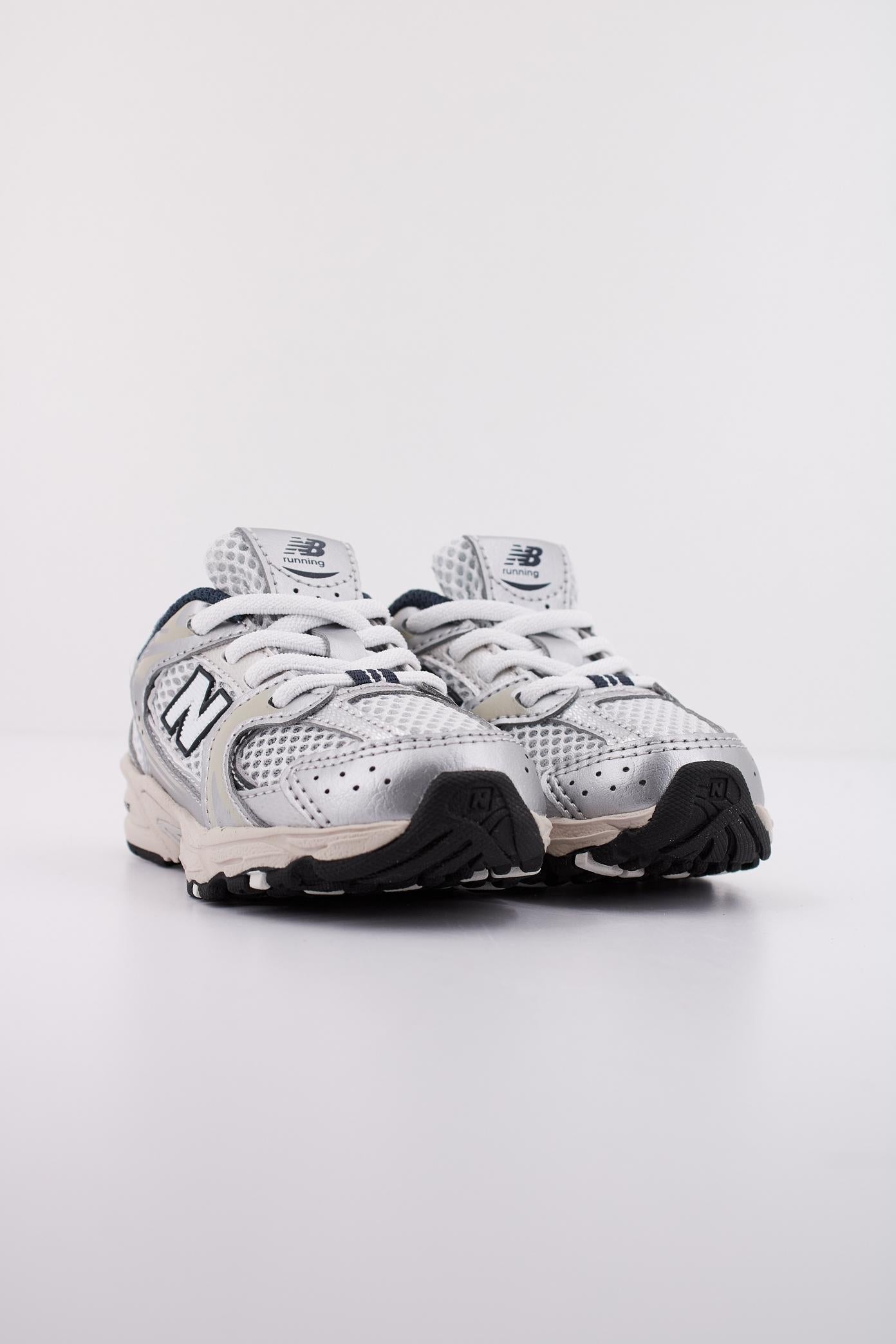 NEW BALANCE IZ KA KIDS en color PLATA (2)