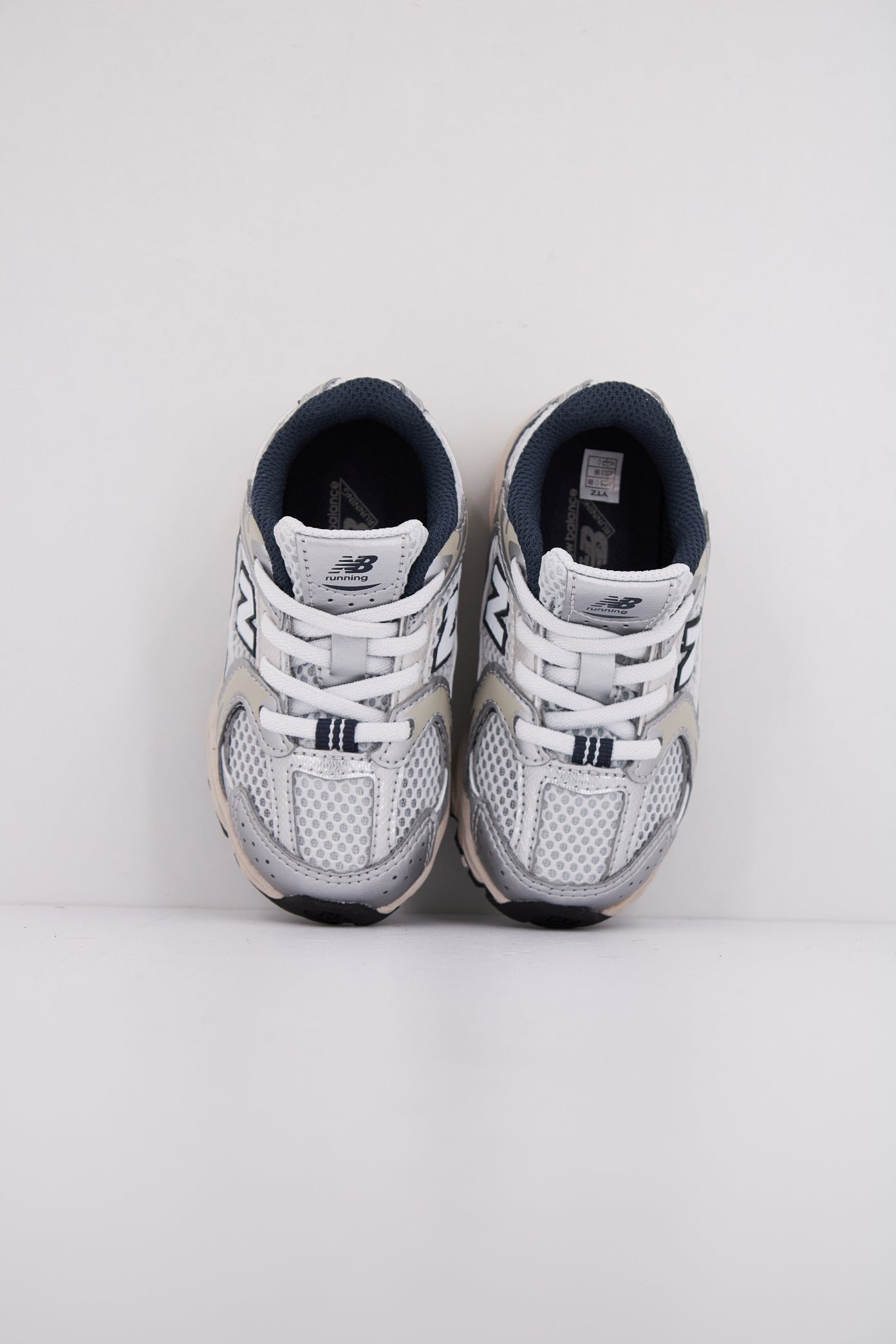 NEW BALANCE IZ KA KIDS en color PLATA (3)