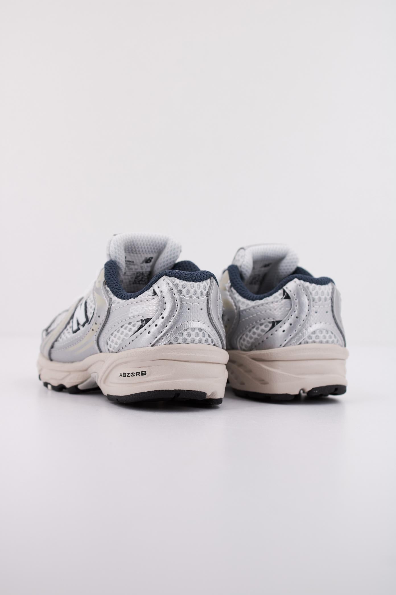 NEW BALANCE IZ KA KIDS en color PLATA (4)
