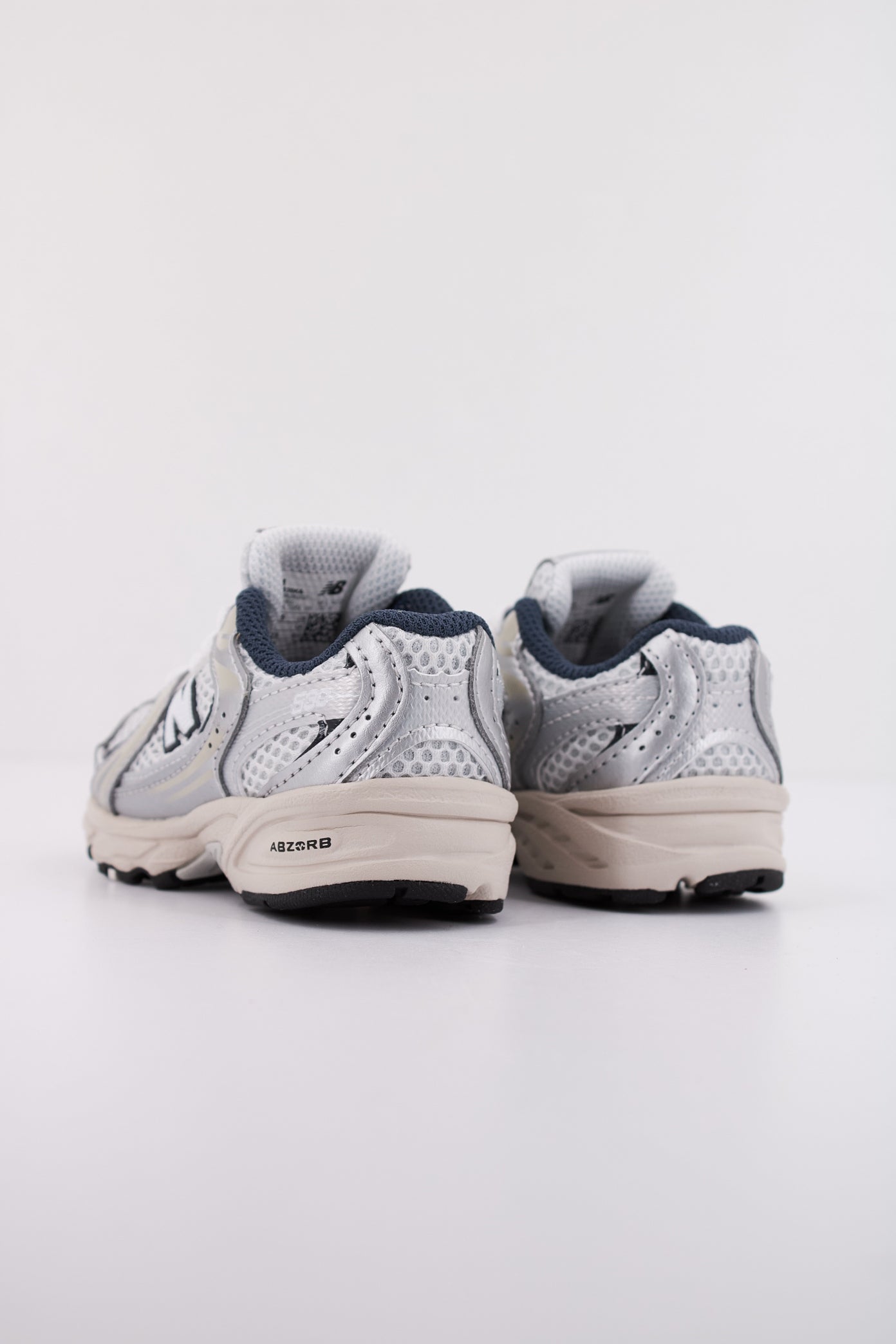 NEW BALANCE IZ KA KIDS en color PLATA (4)