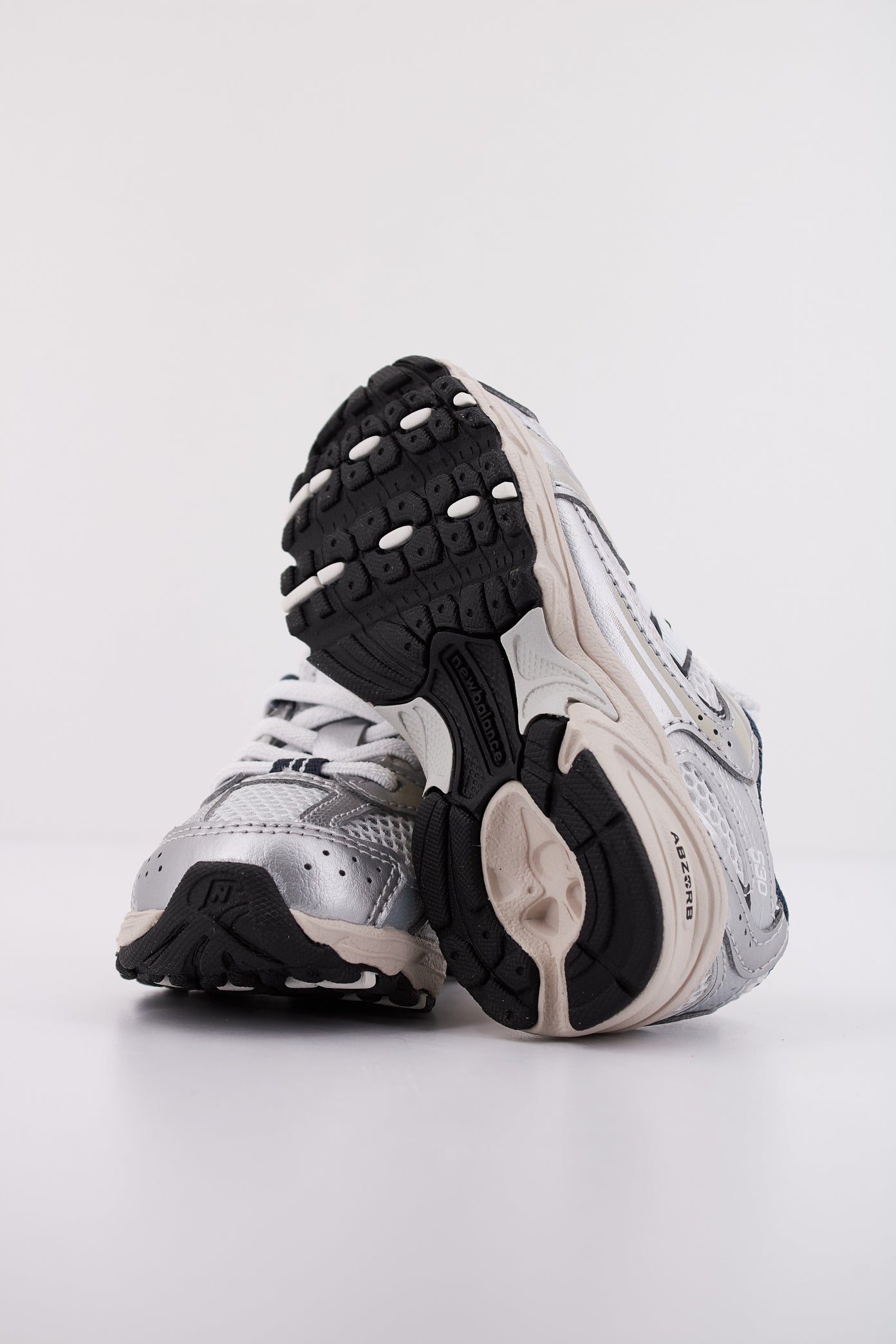NEW BALANCE IZ KA KIDS en color PLATA (5)