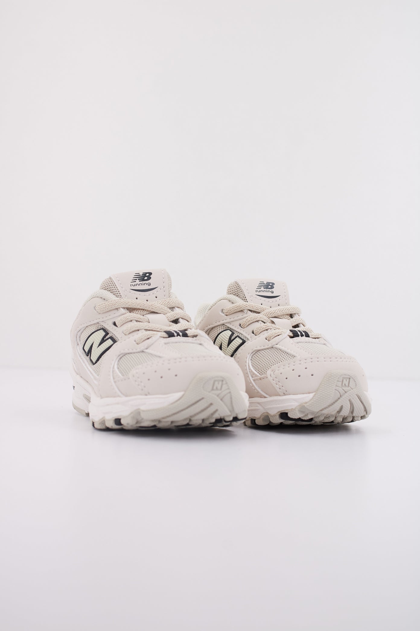 NEW BALANCE IZ SC en color BEIS (2)