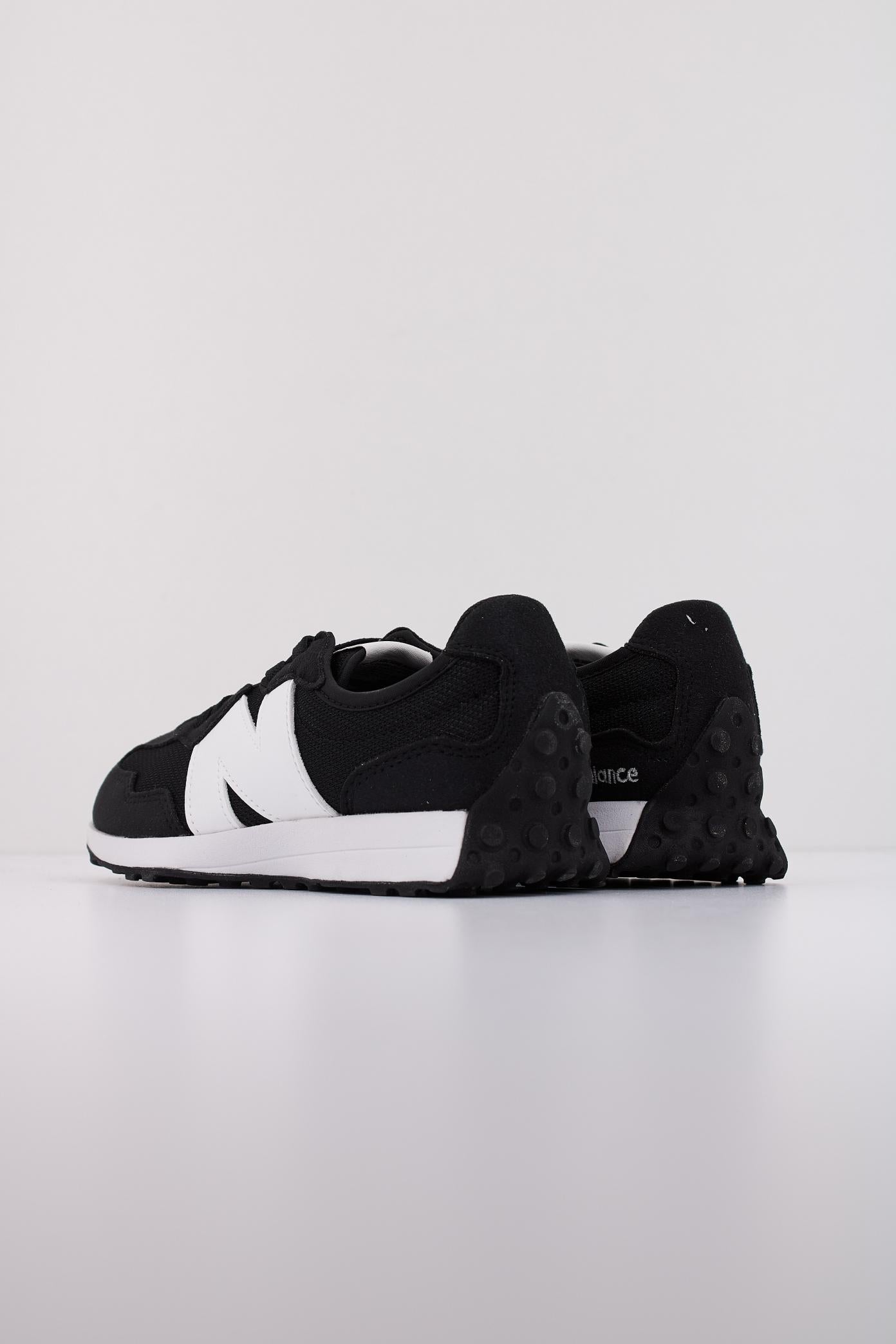 NEW BALANCE PH en color NEGRO (4)