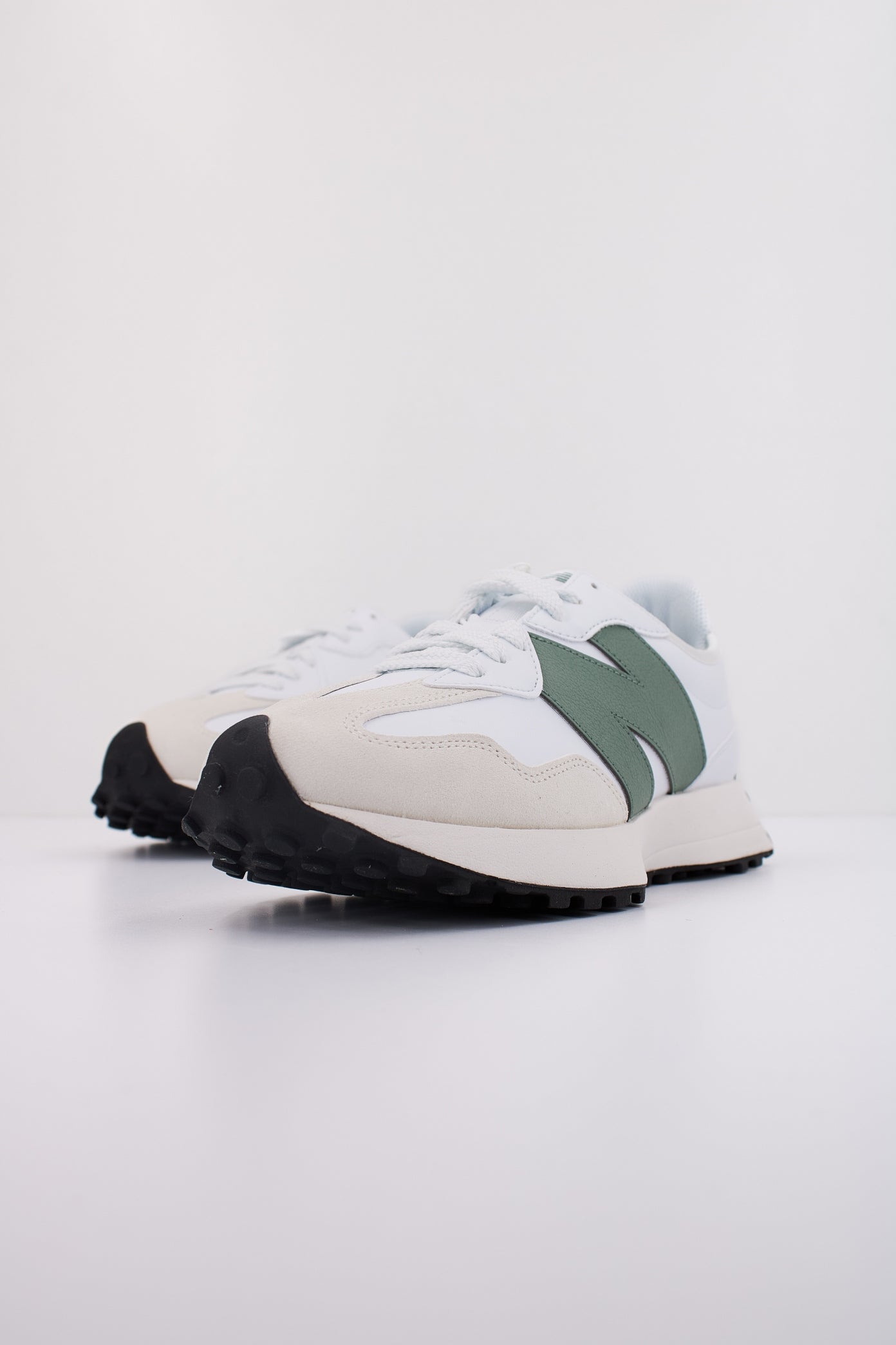 NEW BALANCE U SKC en color BLANCO (2)
