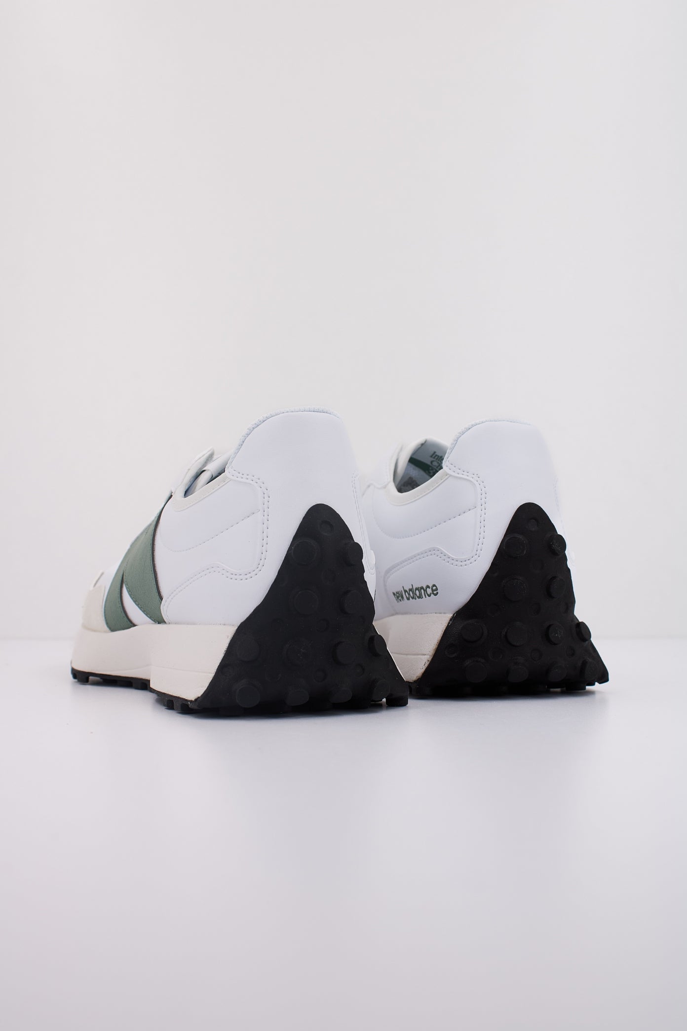 NEW BALANCE U SKC en color BLANCO (4)