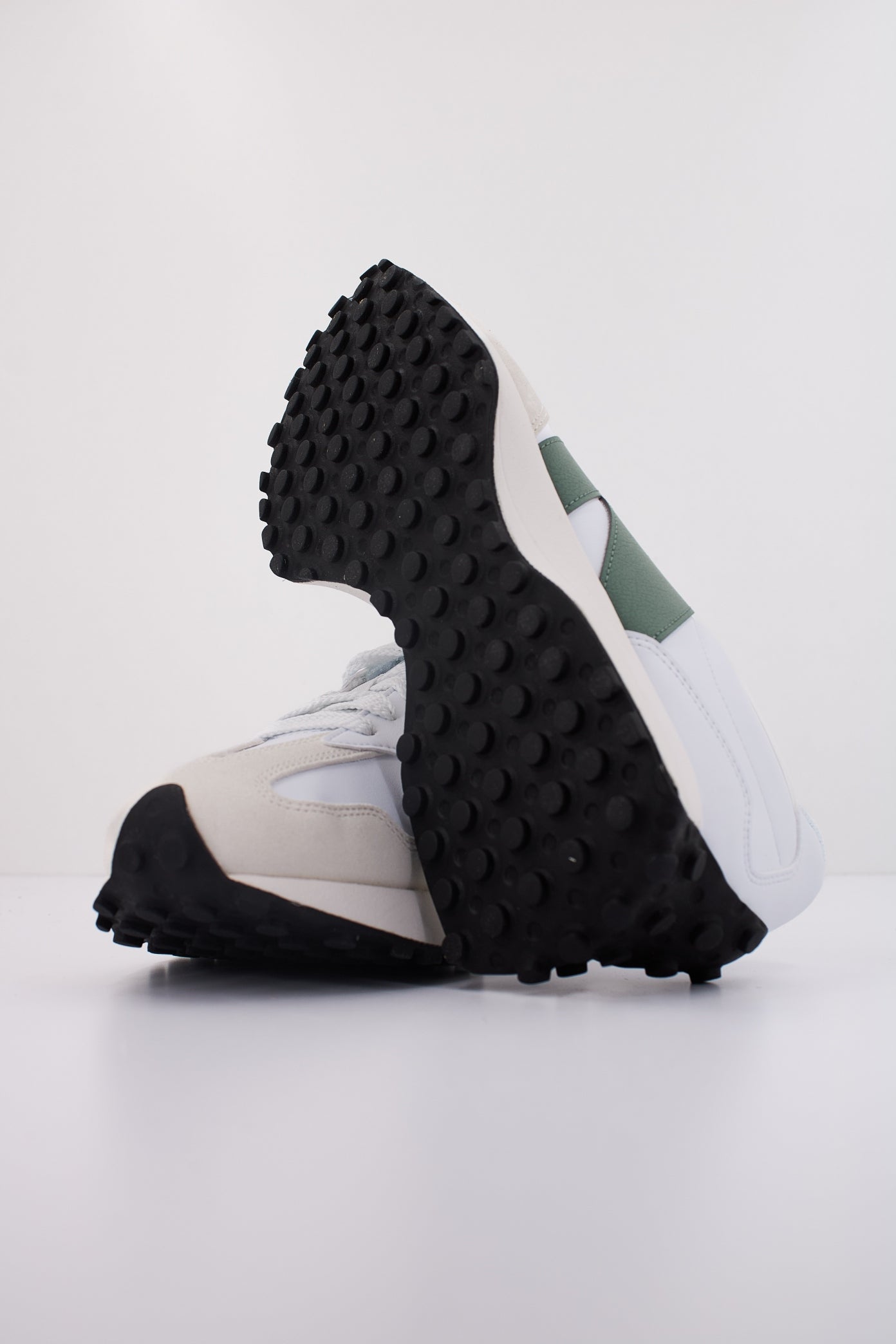 NEW BALANCE U SKC en color BLANCO (5)