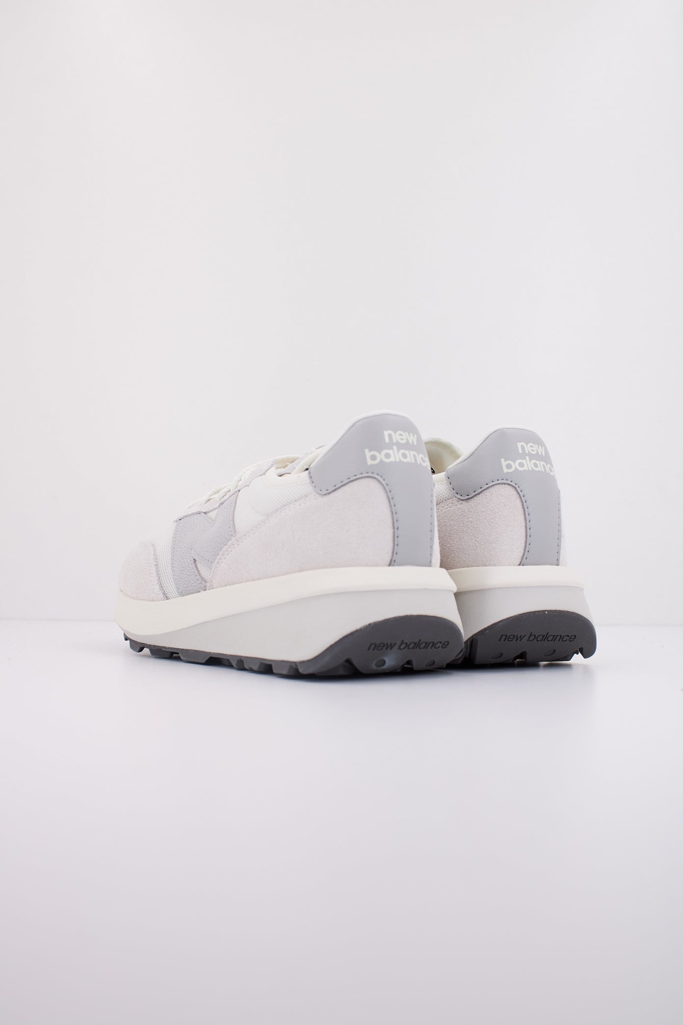 NEW BALANCE U AA en color GRIS (4)