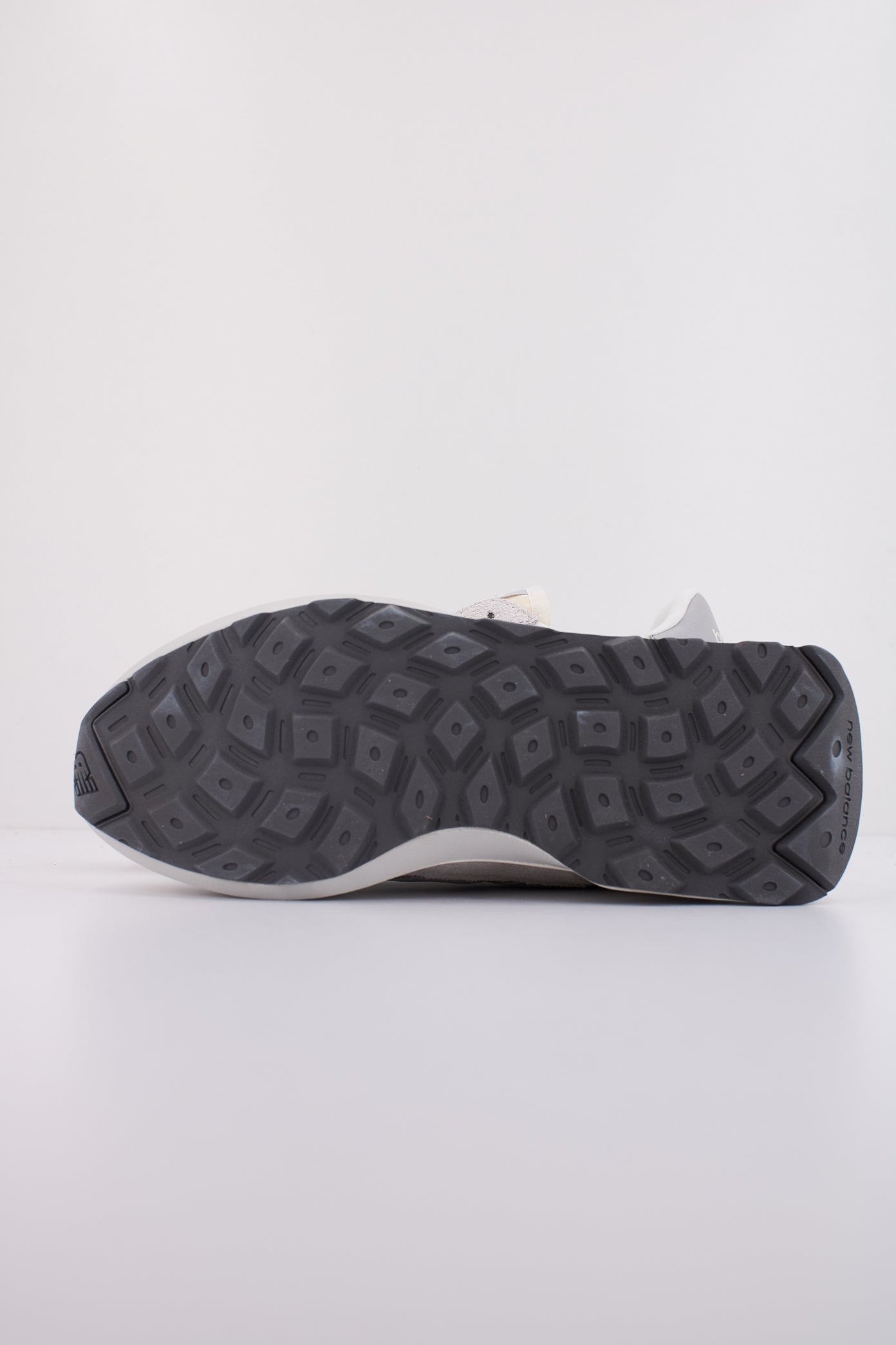 NEW BALANCE U AA en color GRIS (5)