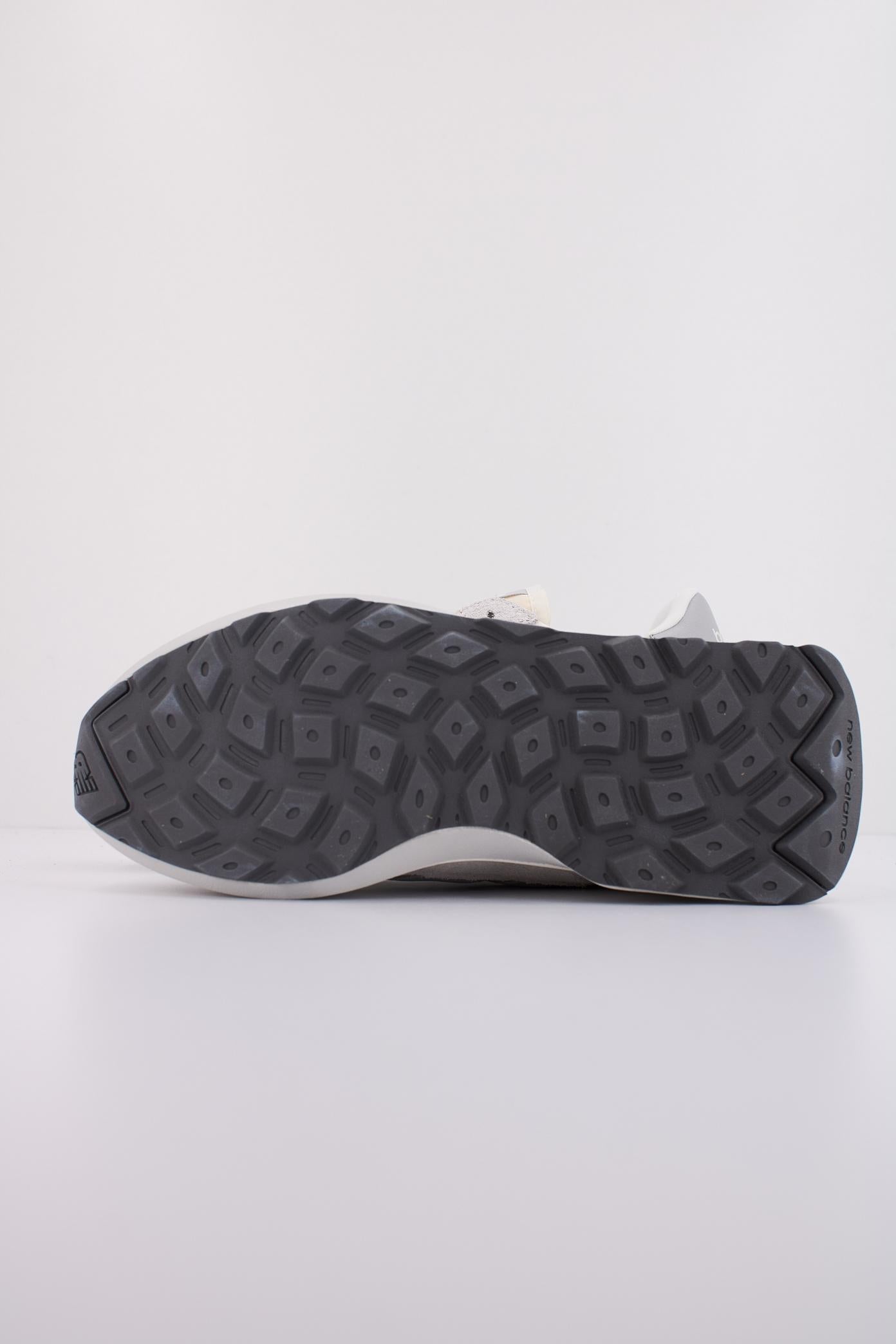 NEW BALANCE U AA en color GRIS (5)