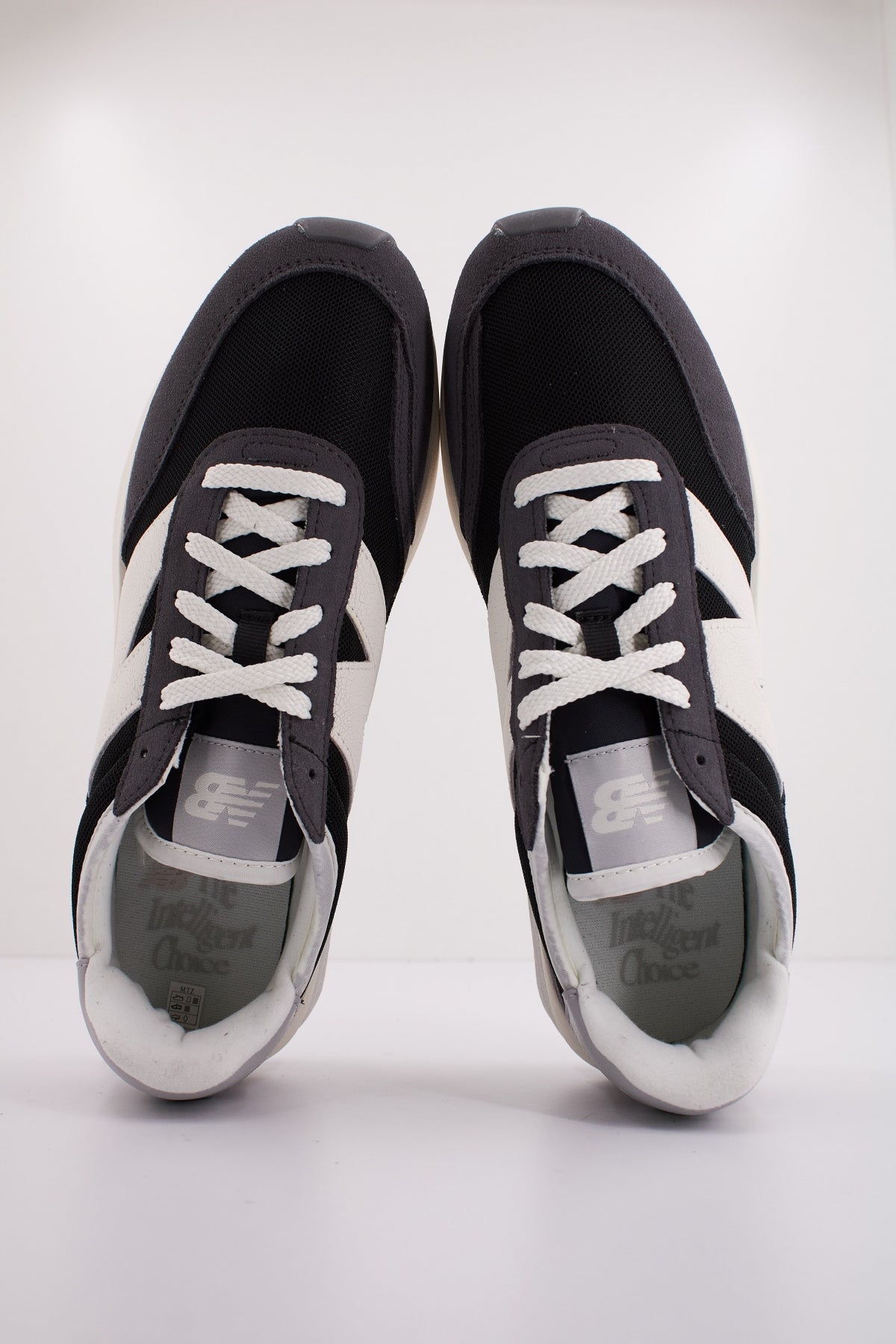 NEW BALANCE U en color GRIS (3)