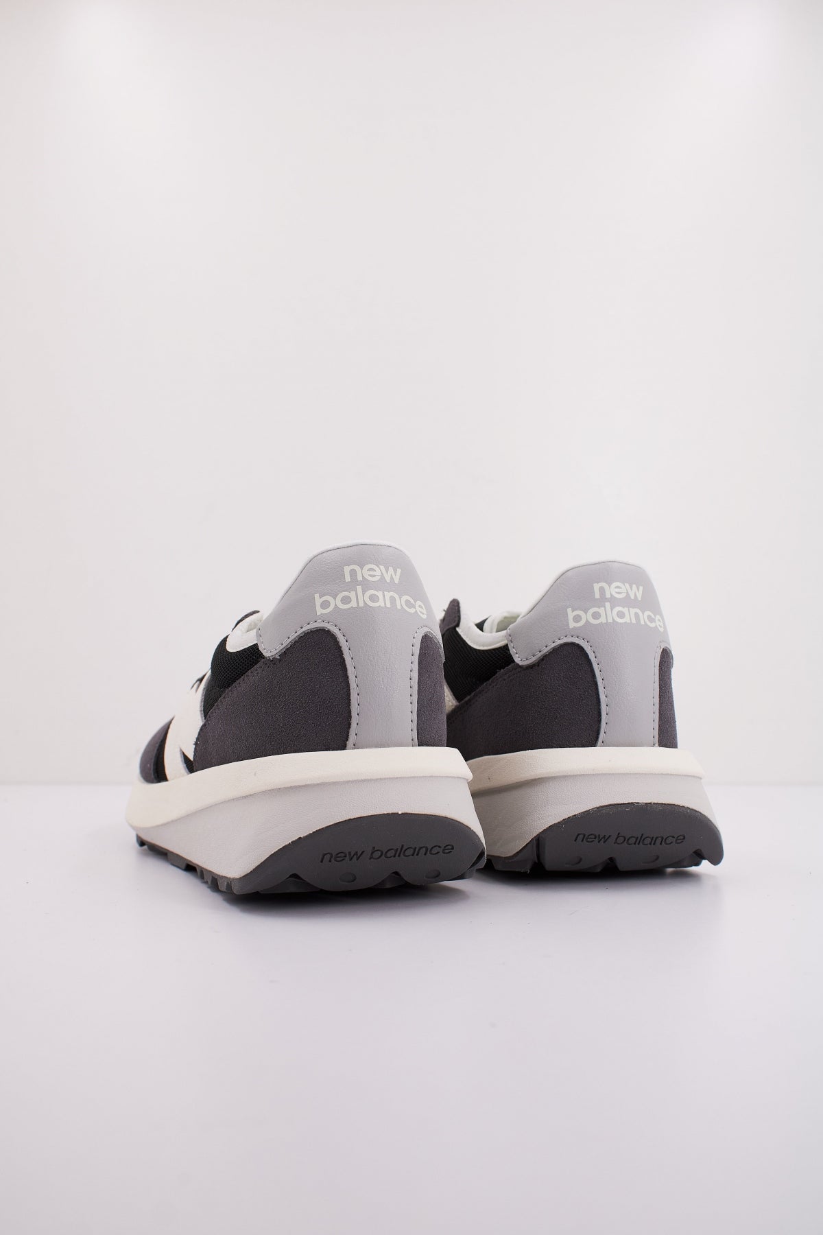 NEW BALANCE U en color GRIS (4)