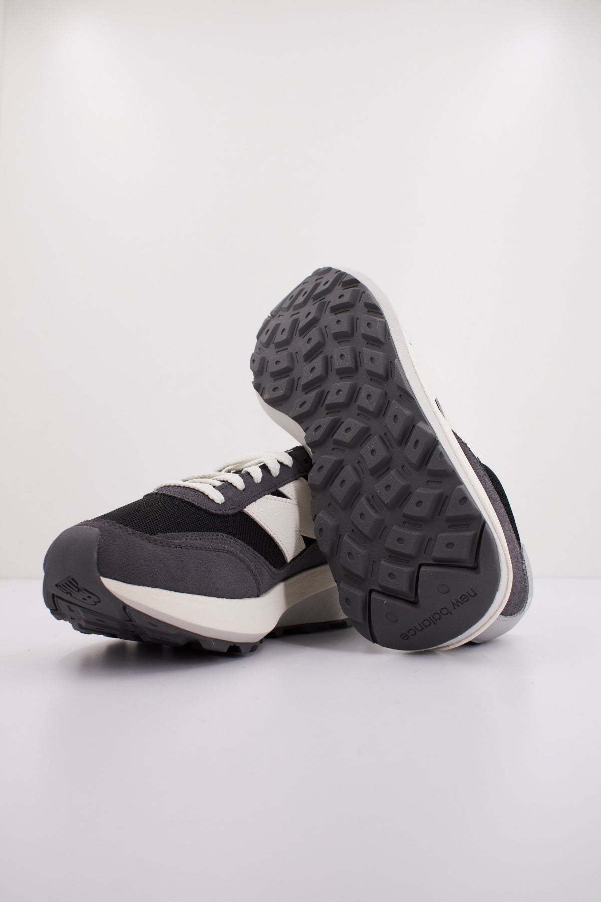 NEW BALANCE U en color GRIS (5)