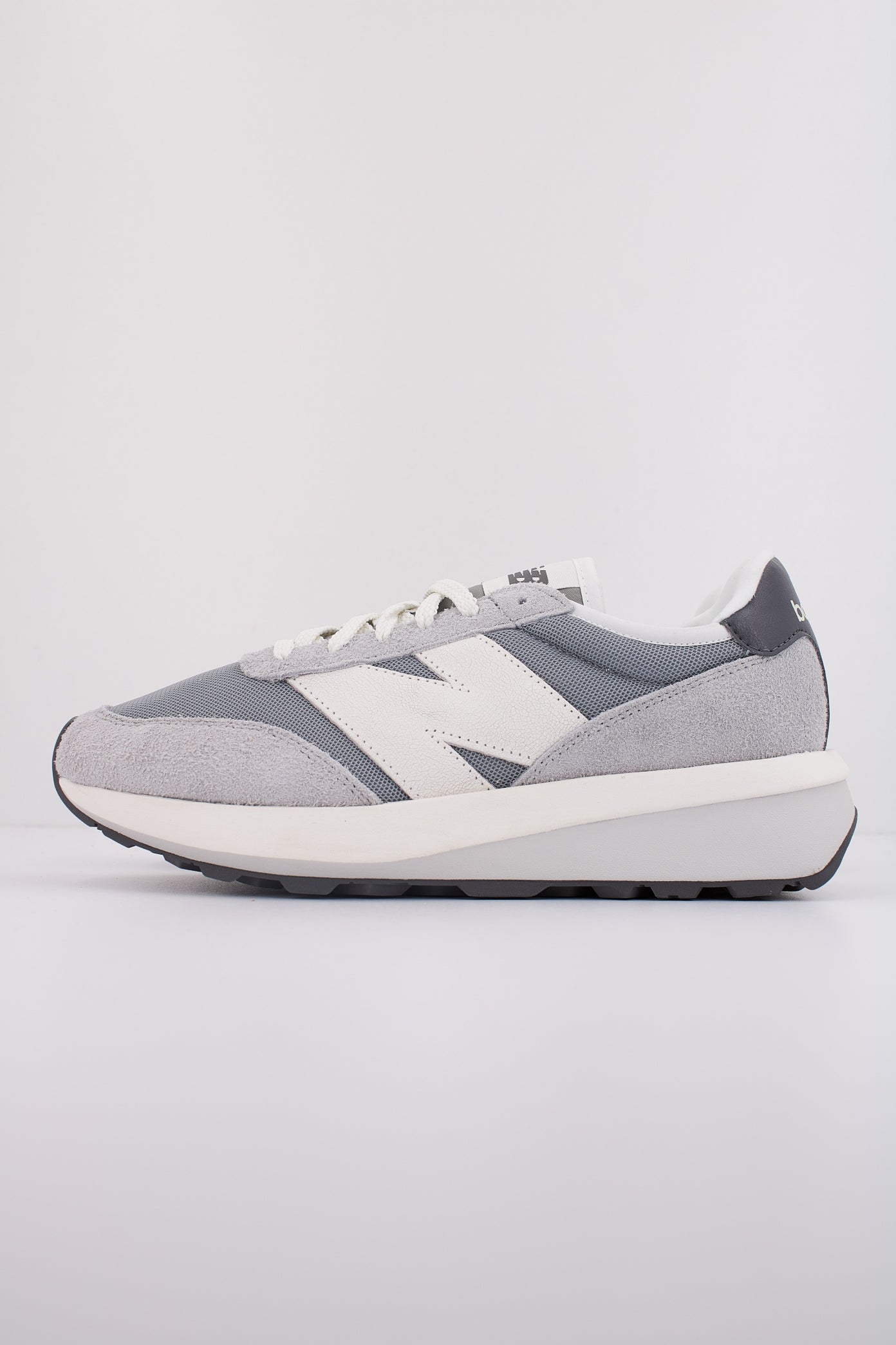 NEW BALANCE U en color GRIS (1)