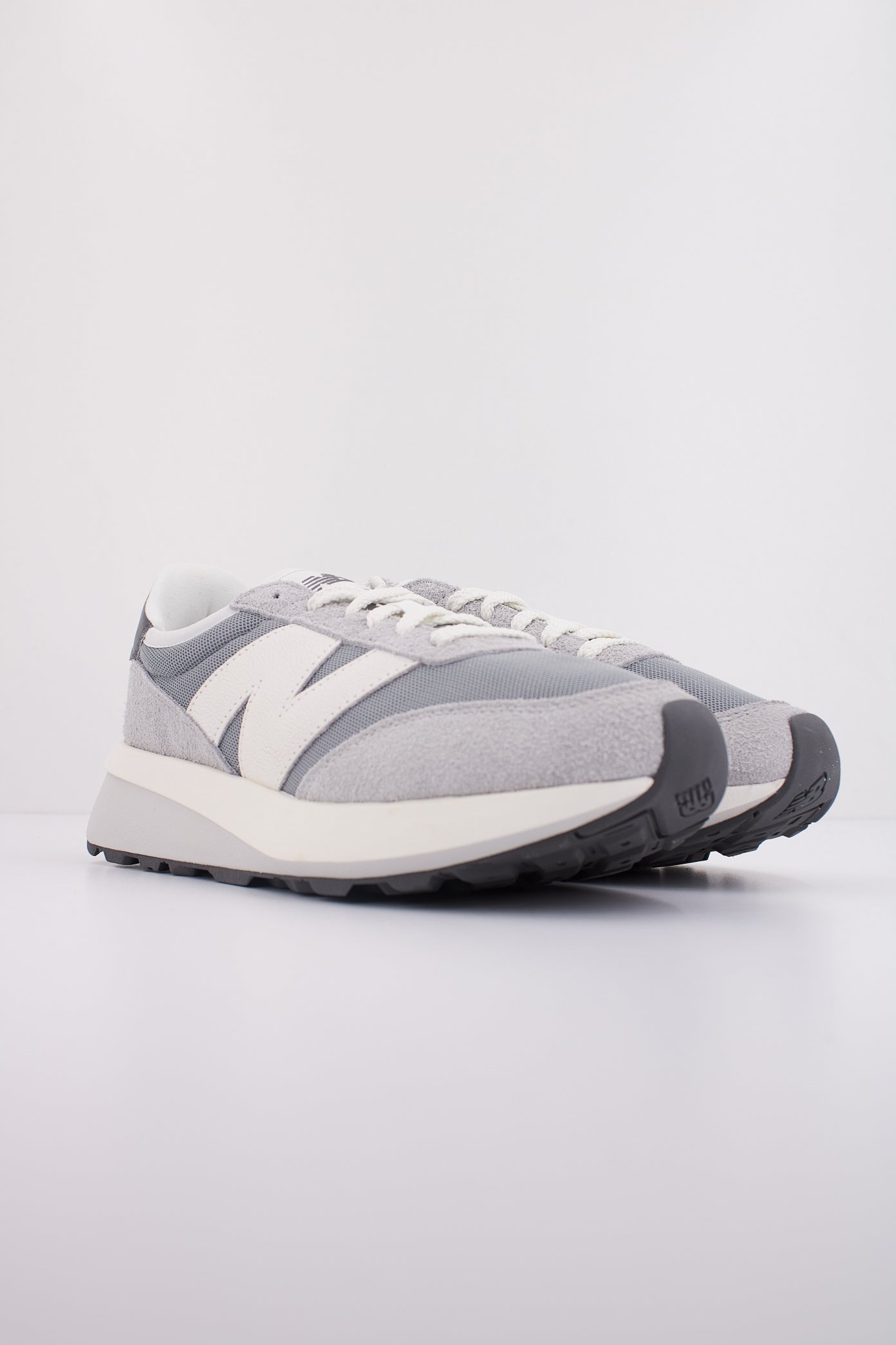 NEW BALANCE U en color GRIS (2)