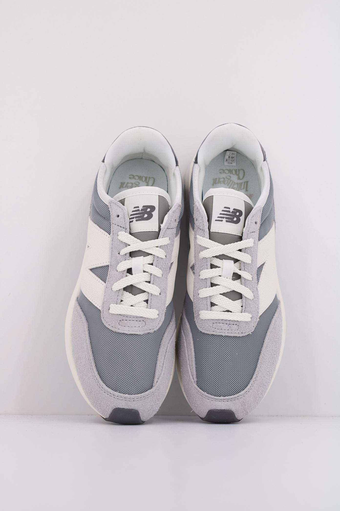 NEW BALANCE U en color GRIS (3)