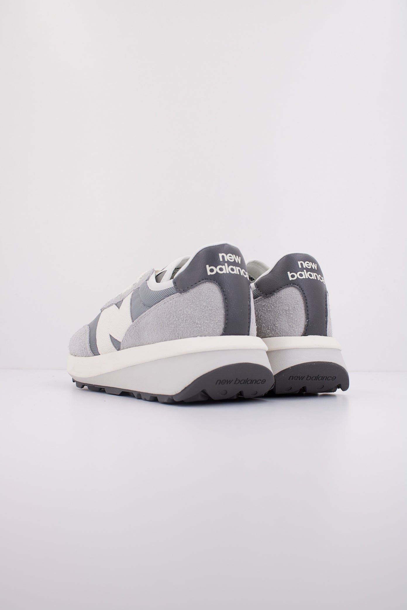 NEW BALANCE U en color GRIS (4)