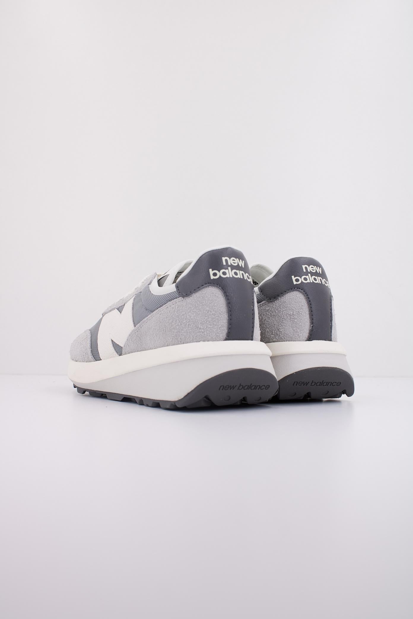 NEW BALANCE U en color GRIS (4)