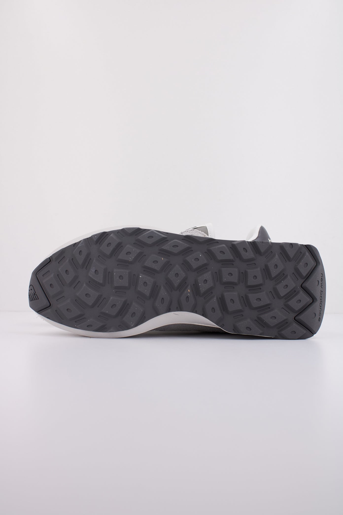 NEW BALANCE U en color GRIS (5)