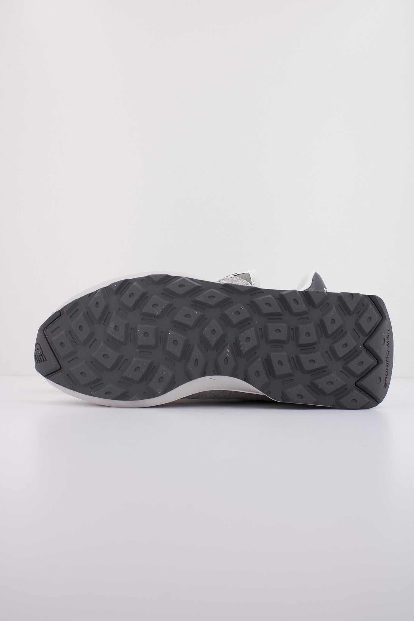 NEW BALANCE U en color GRIS (5)