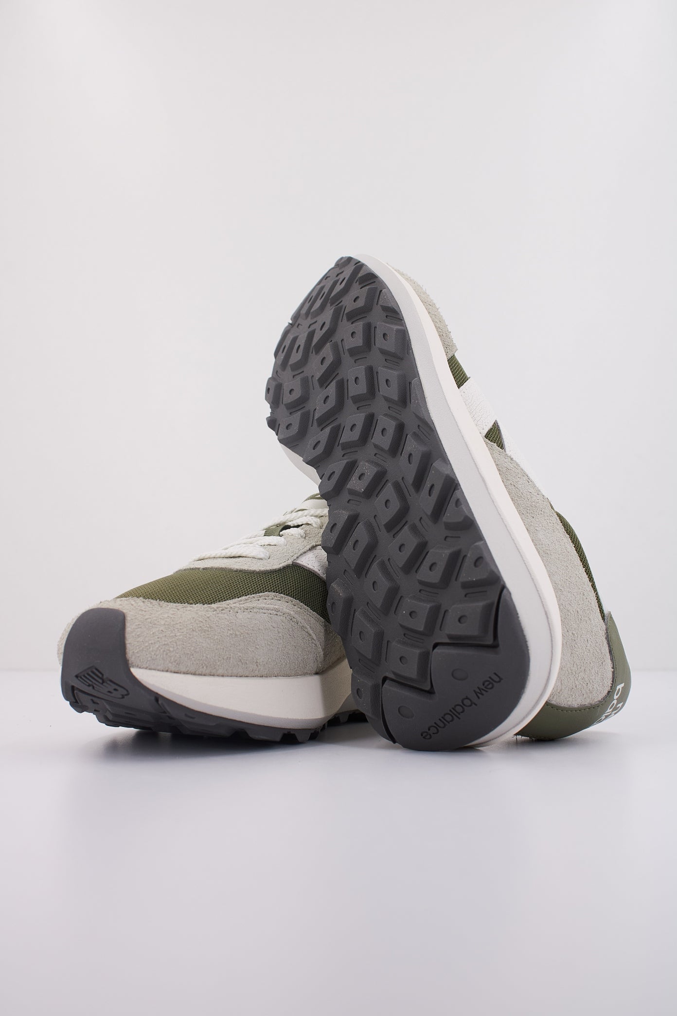 NEW BALANCE U AL en color VERDE (5)