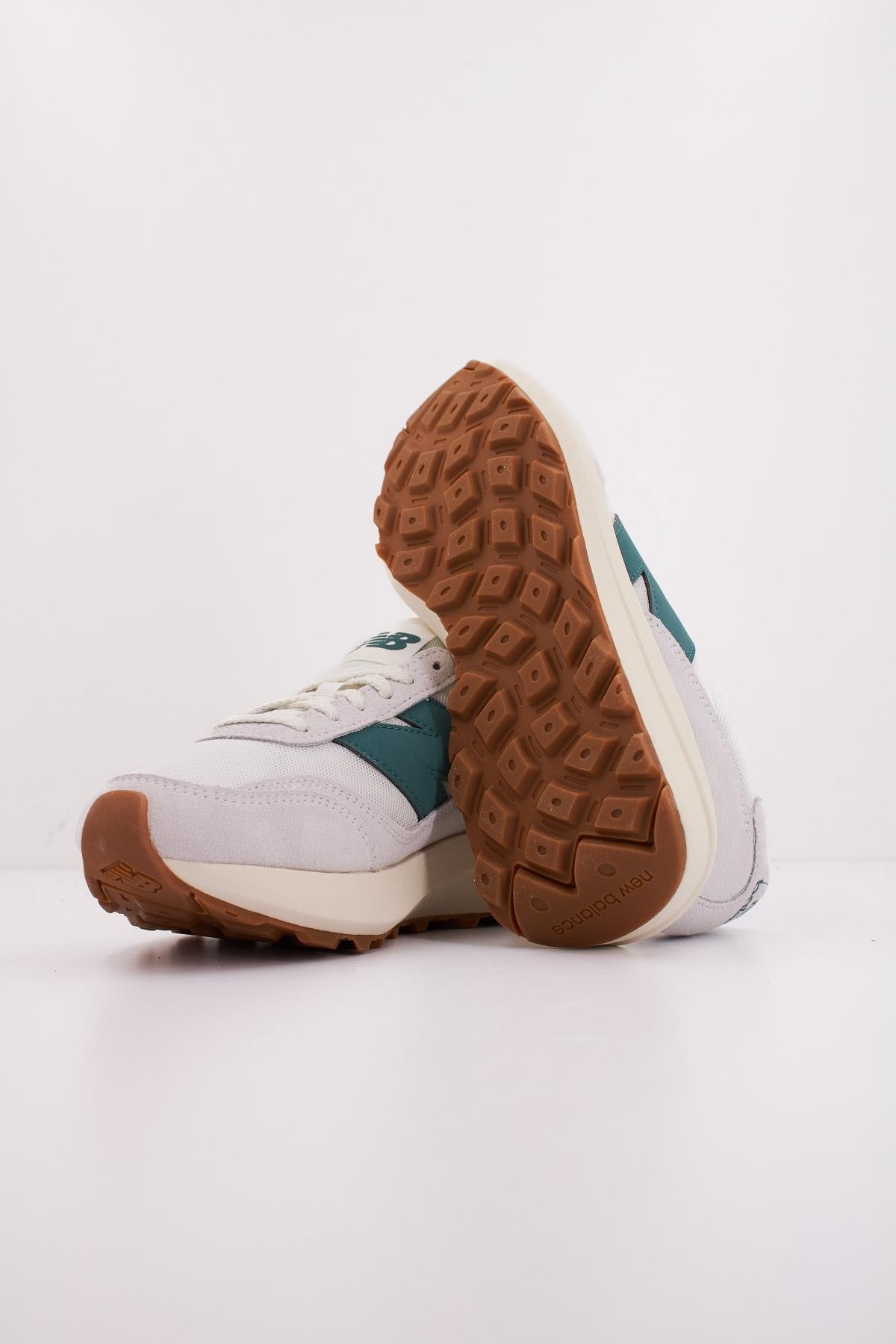 NEW BALANCE U en color BLANCO (5)