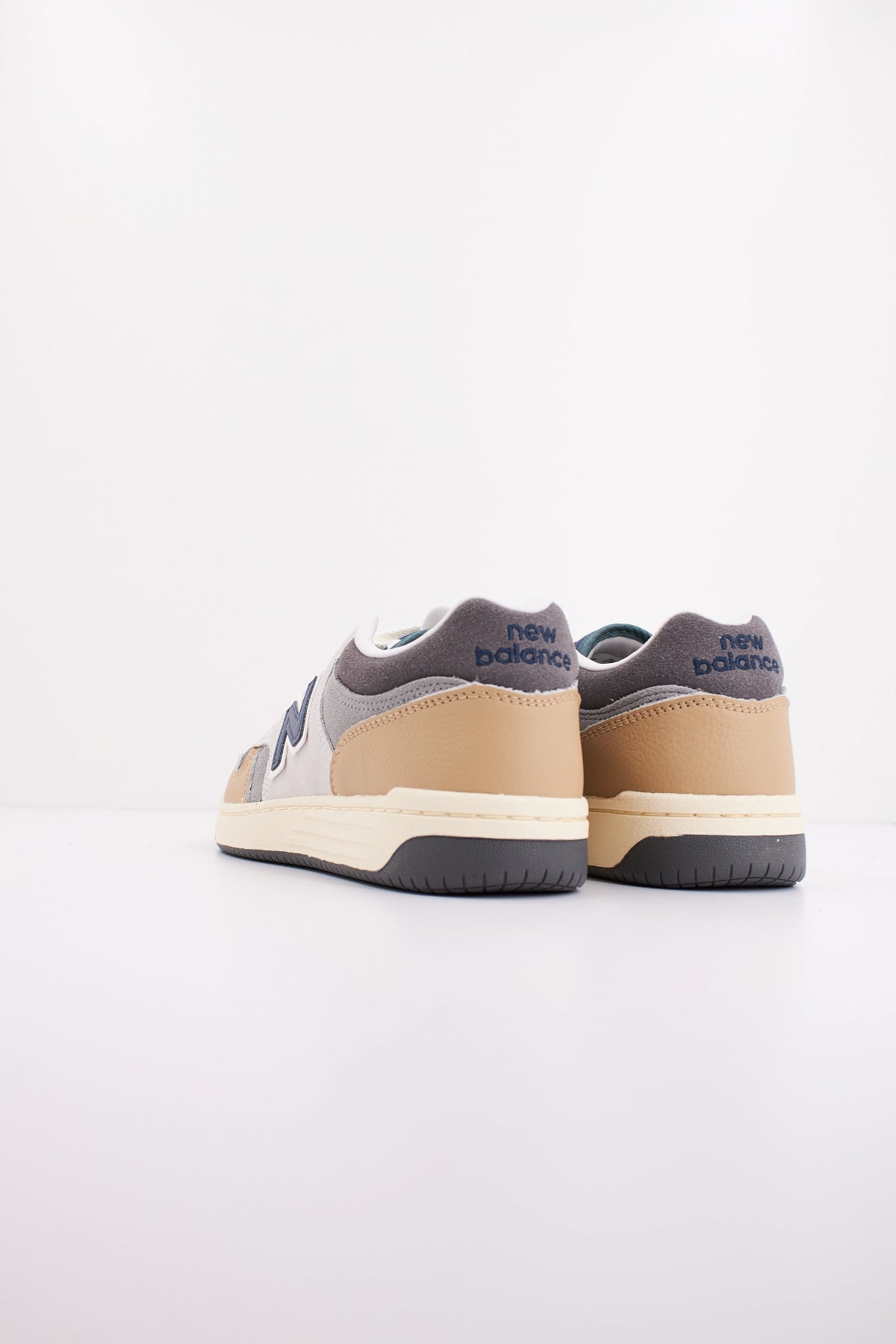 NEW BALANCE LGB RETRO BASKETBALL en color GRIS (4)