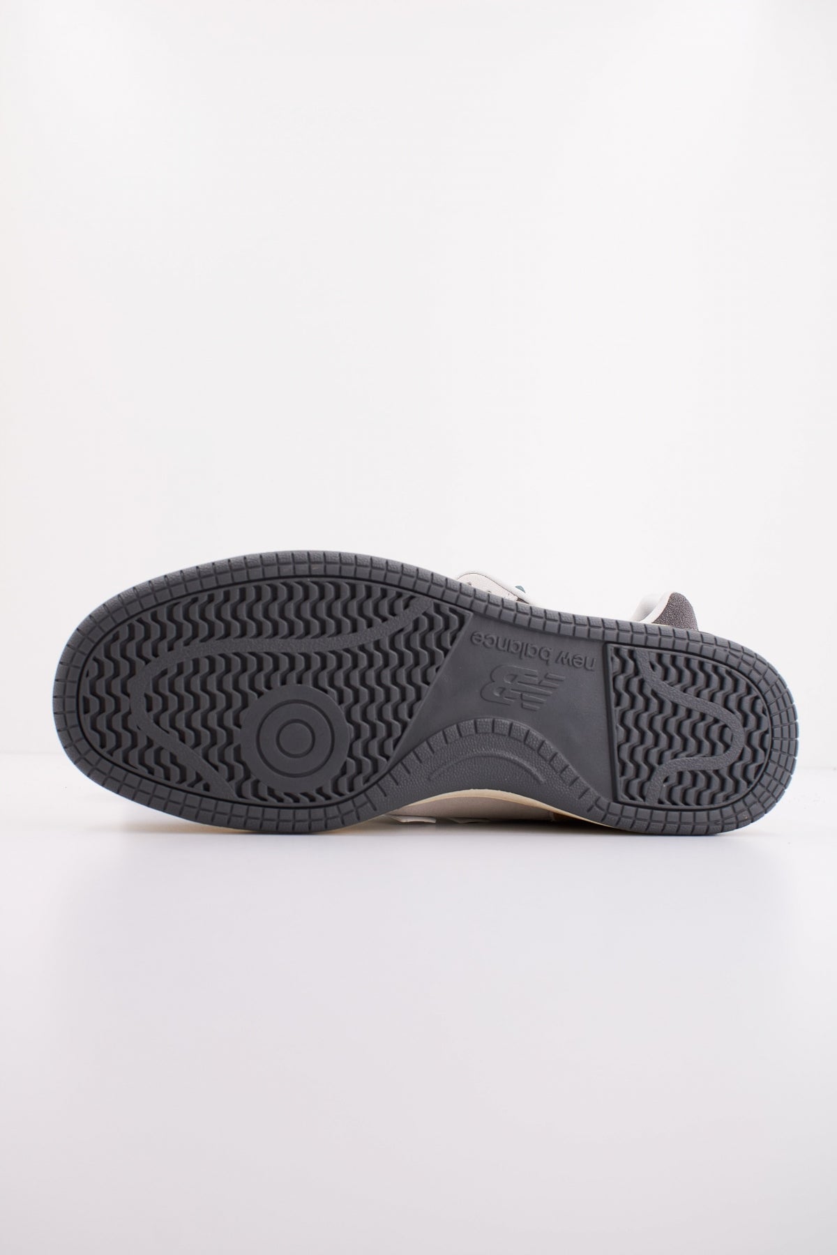 NEW BALANCE LGB RETRO BASKETBALL en color GRIS (5)