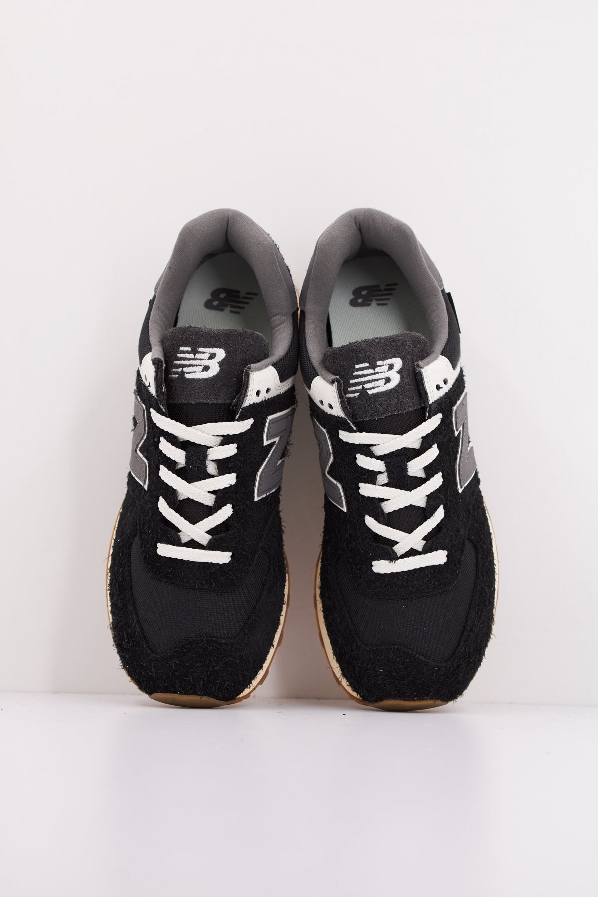 NEW BALANCE U RUS en color NEGRO (3)