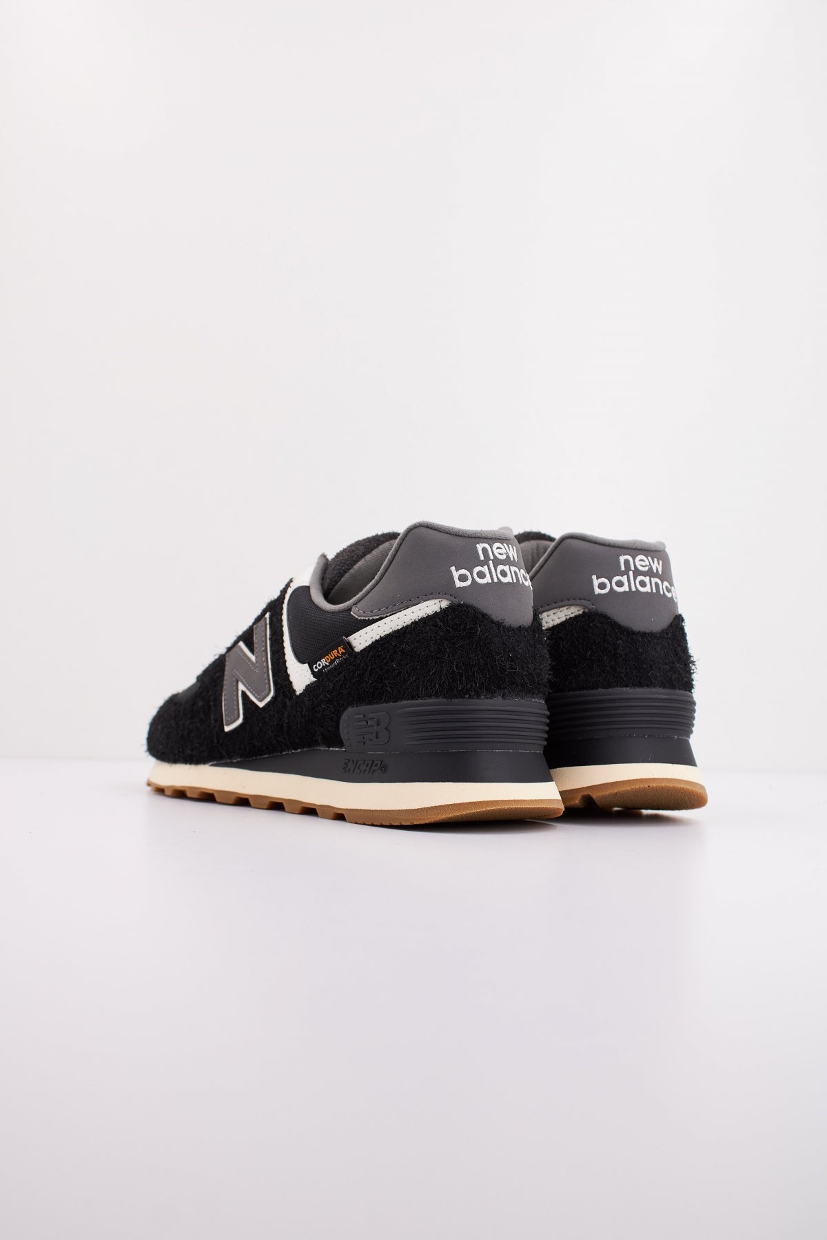 NEW BALANCE U RUS en color NEGRO (4)