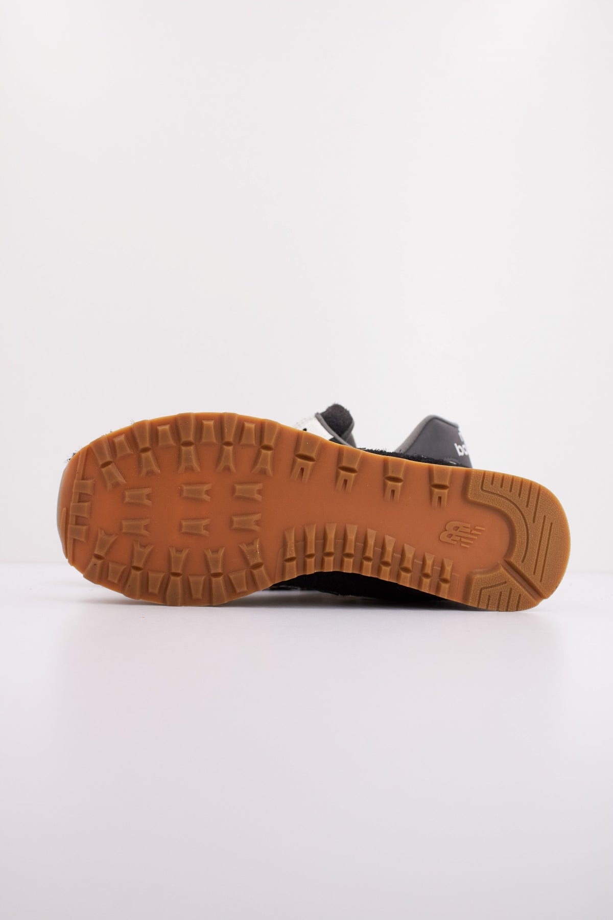 NEW BALANCE U RUS en color NEGRO (5)